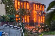 Gewaltiges Feuer in Halle in Berlin-Marzahn
