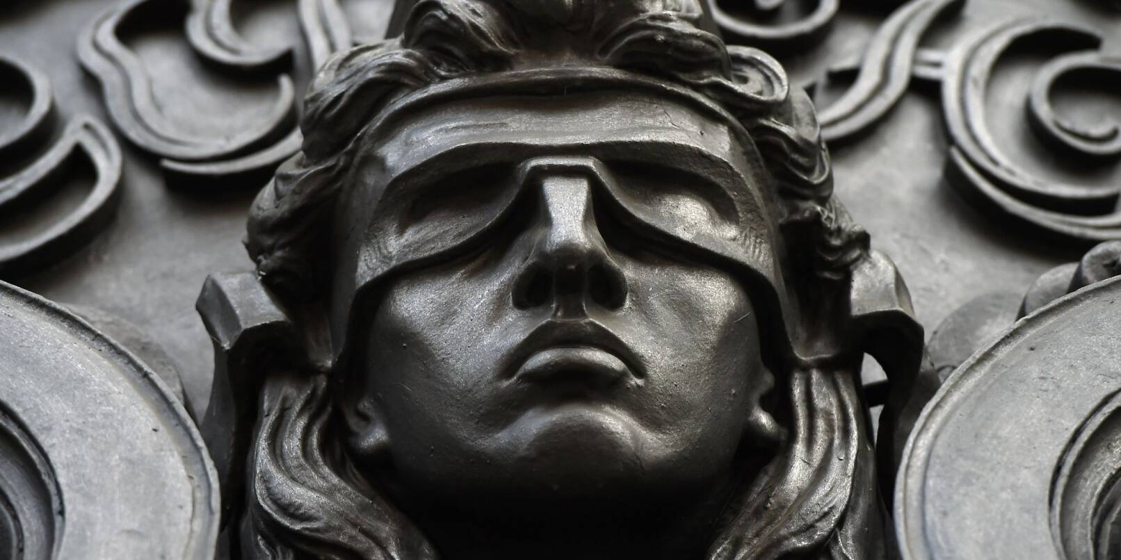 Eine Figur der blinden Justitia. Eine Figur der blinden Justitia.