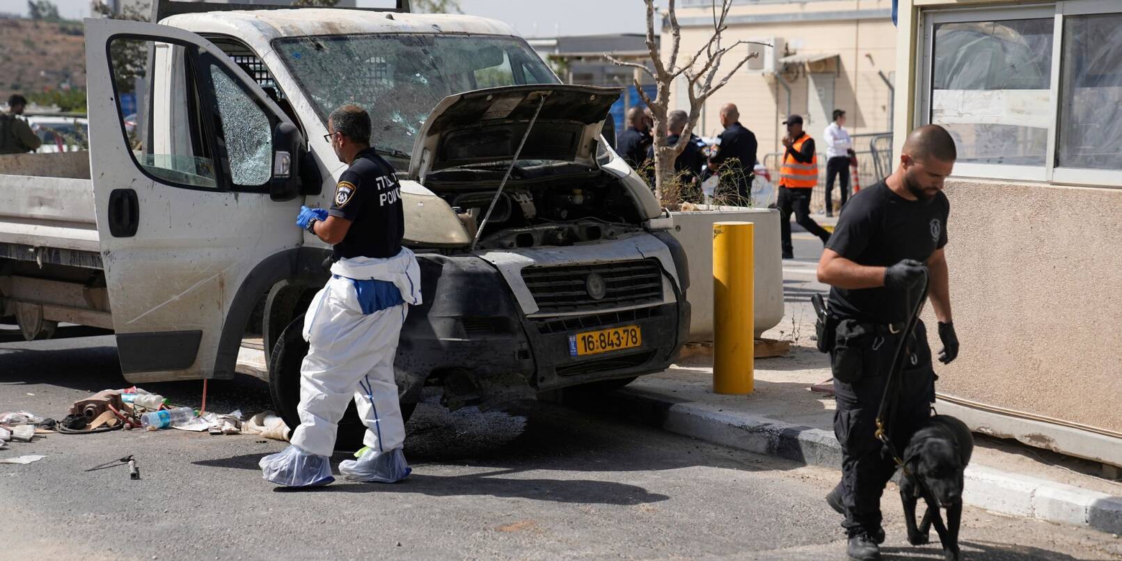Israelische Sicherheitskräfte inspizieren den Schauplatz einer mutmaßlichen Auto-Attacke.