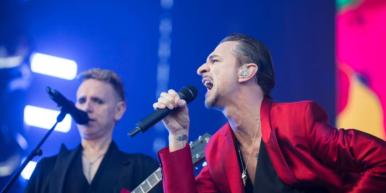 Sänger Dave Gahan (r) von der britischen Band Depeche Mode 2017 in Leipzig.