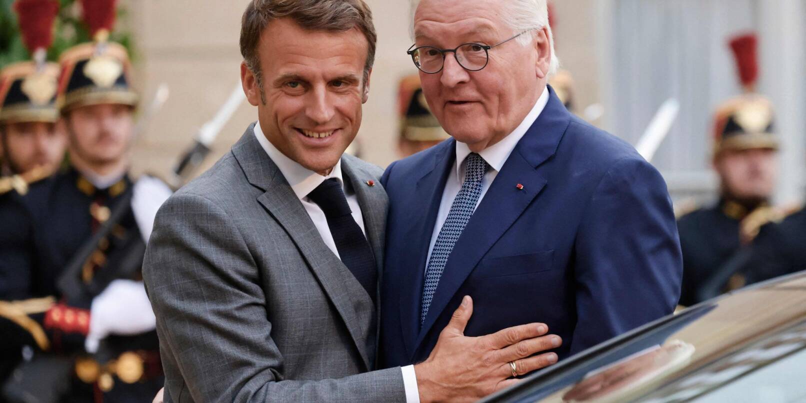 Emmanuel Macron begrüßt Frank-Walter Steinmeier.