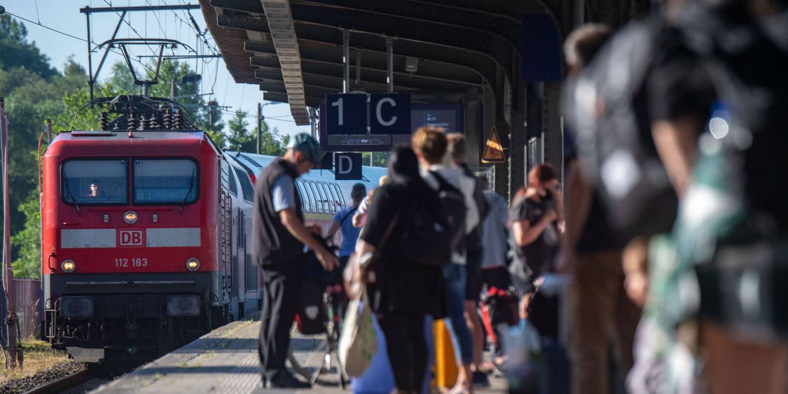 Das Deutschlandticket lockt einer aktuellen Umfrage zufolge viele Menschen in den öffentlichen Personennahverkehr.
