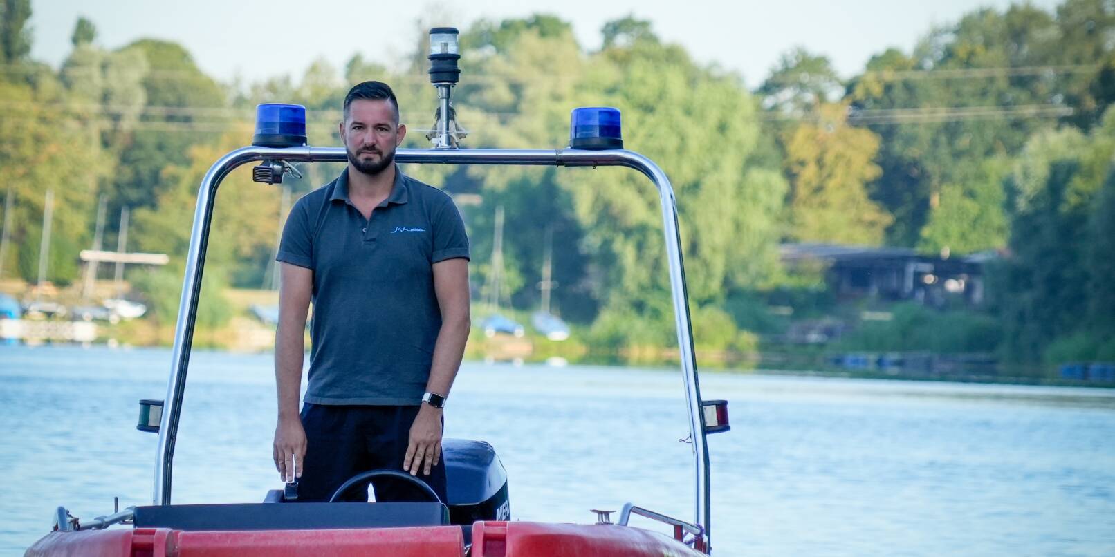 Ein Mann und sein Boot: Betriebsleiter Markus Hester an seinem Arbeitsplatz auf dem Weinheimer Waidsee.