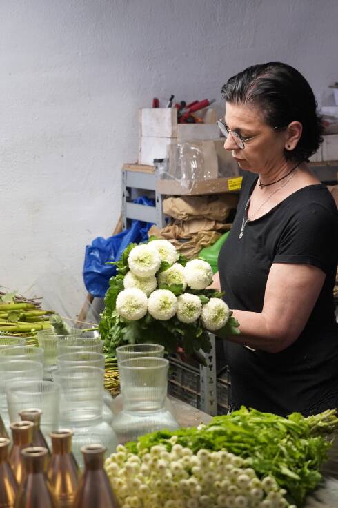 Ein Bouquet aus Blüten: Silvia Hinkel bindet Blumen in ihrem Laden „Silvias Floral-Design“.