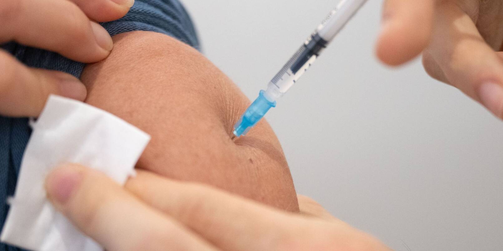 Ein an neue Varianten angepasster Corona-Impfstoff wird voraussichtlich ab dem 18. September in Arztpraxen und Apotheken erhältlich sein.