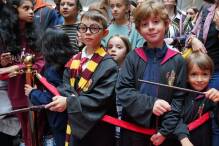 Tausende schicken Harry Potter auf Gleis 9 3/4 zur Schule
