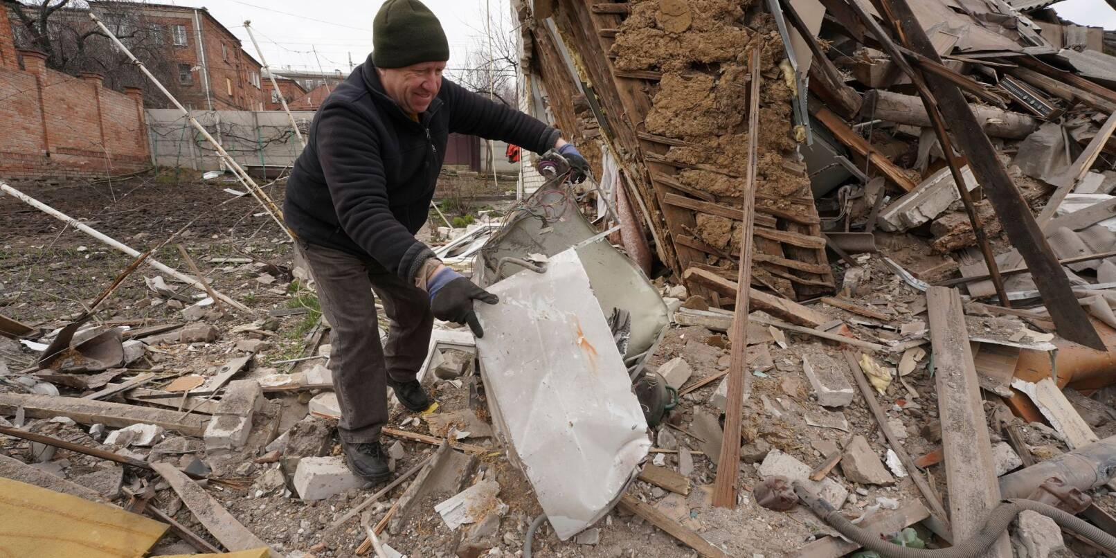 Die Trümmer des von einer Rakete zerstörten Hauses in Charkiw. Der IWF stellt der Ukraine ein neues milliardenschweres Finanzierungspaket zur Verfügung.