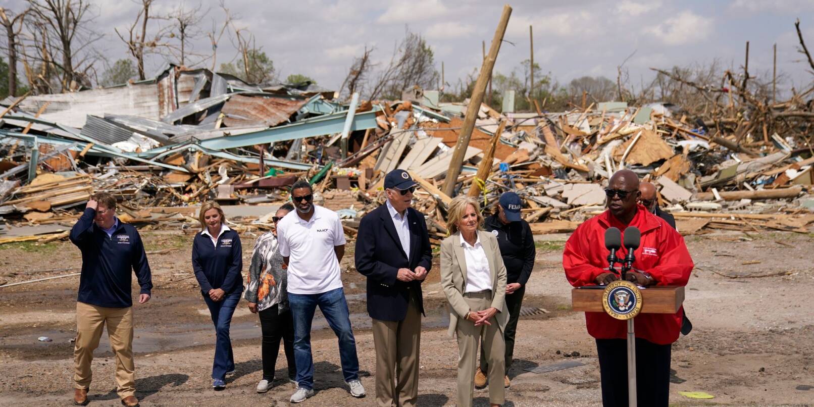 US-Präsident Biden und die First Lady sind in Mississippi, um die Schäden des jüngsten Tornados zu begutachten.