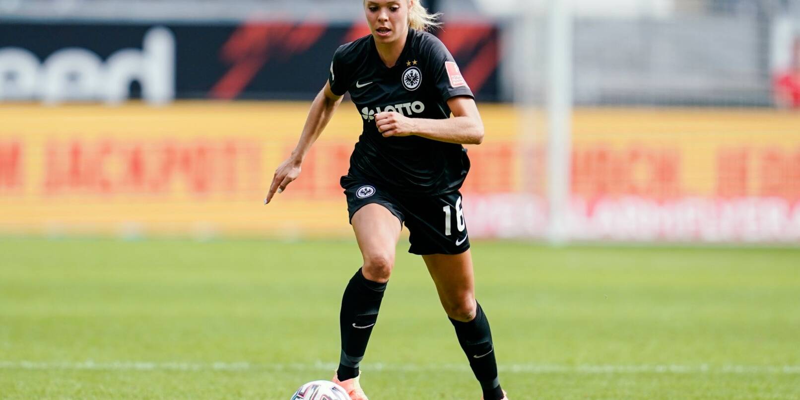 Frankfurts Janina Hechler spielt den Ball. Die Abwehrspielerin wechselt zum 1. FC Köln.