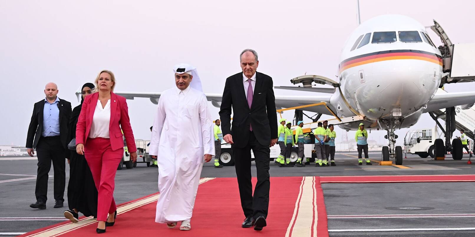 Nancy Faeser (SPD), Bundesministerin des Innern und Heimat, wird am Flughafen von Doha empfangen.