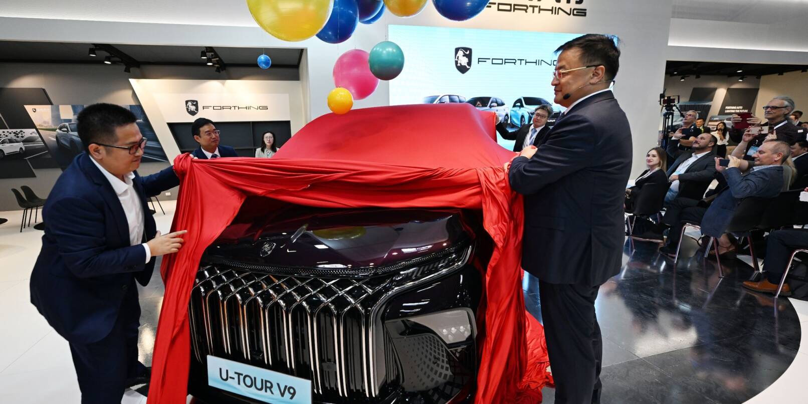 Manager der Dongfeng Liuzhou Motor Co. Ltd. enthüllen auf der IAA ein neues Fahrzeug der Marke Forthing.