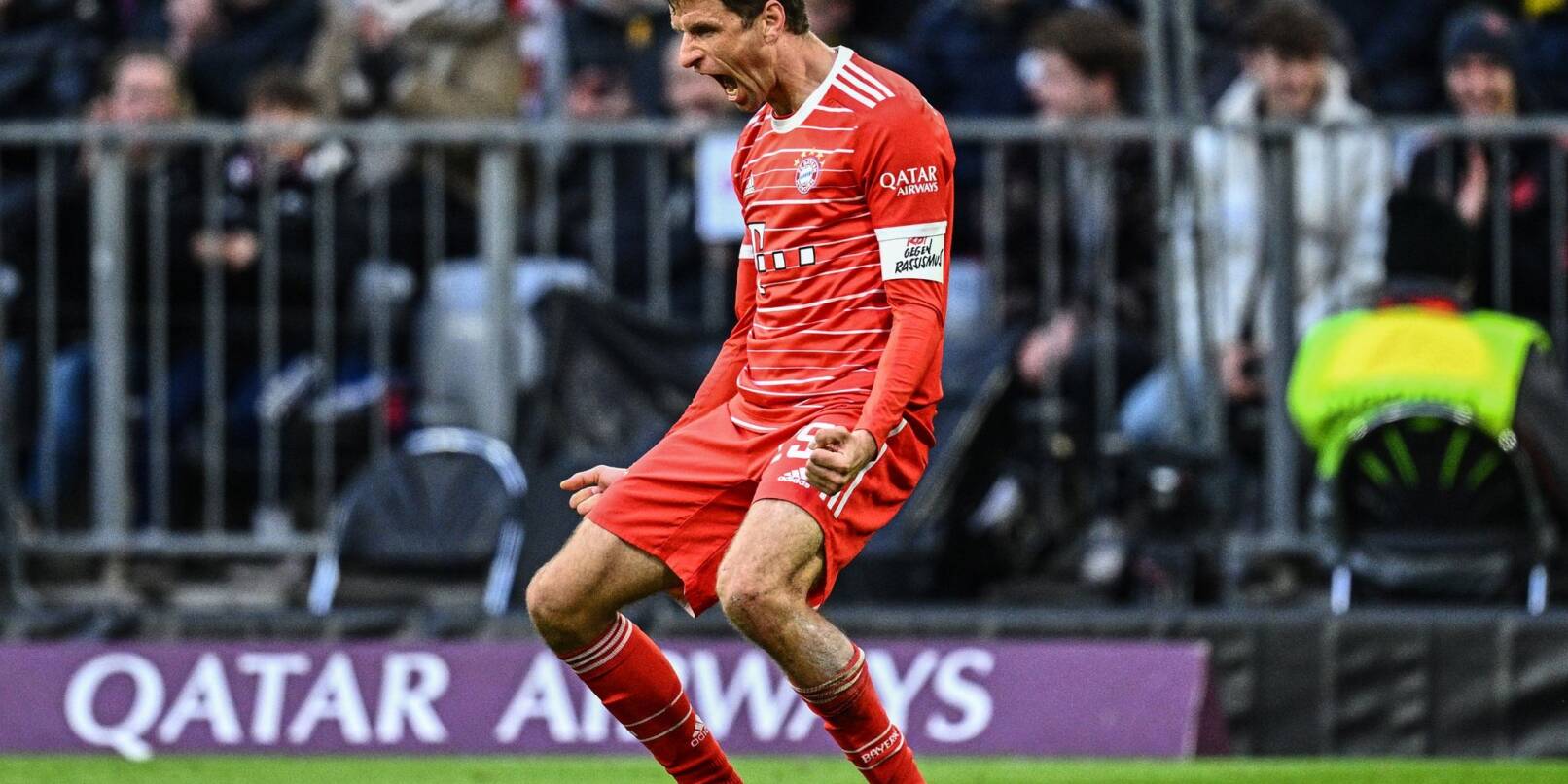 Bayern Münchens Thomas Müller jubelt nach seinem zweiten Tor gegen Borussia Dortmund. Der Rekordmeister eroberte gegen den Konkurrenten durch einen überzeugenden 4:2-Sieg die Tabellenführung in der Bundesliga zurück. Für Trainer Thomas Tuchel ein Einstand nach Maß.