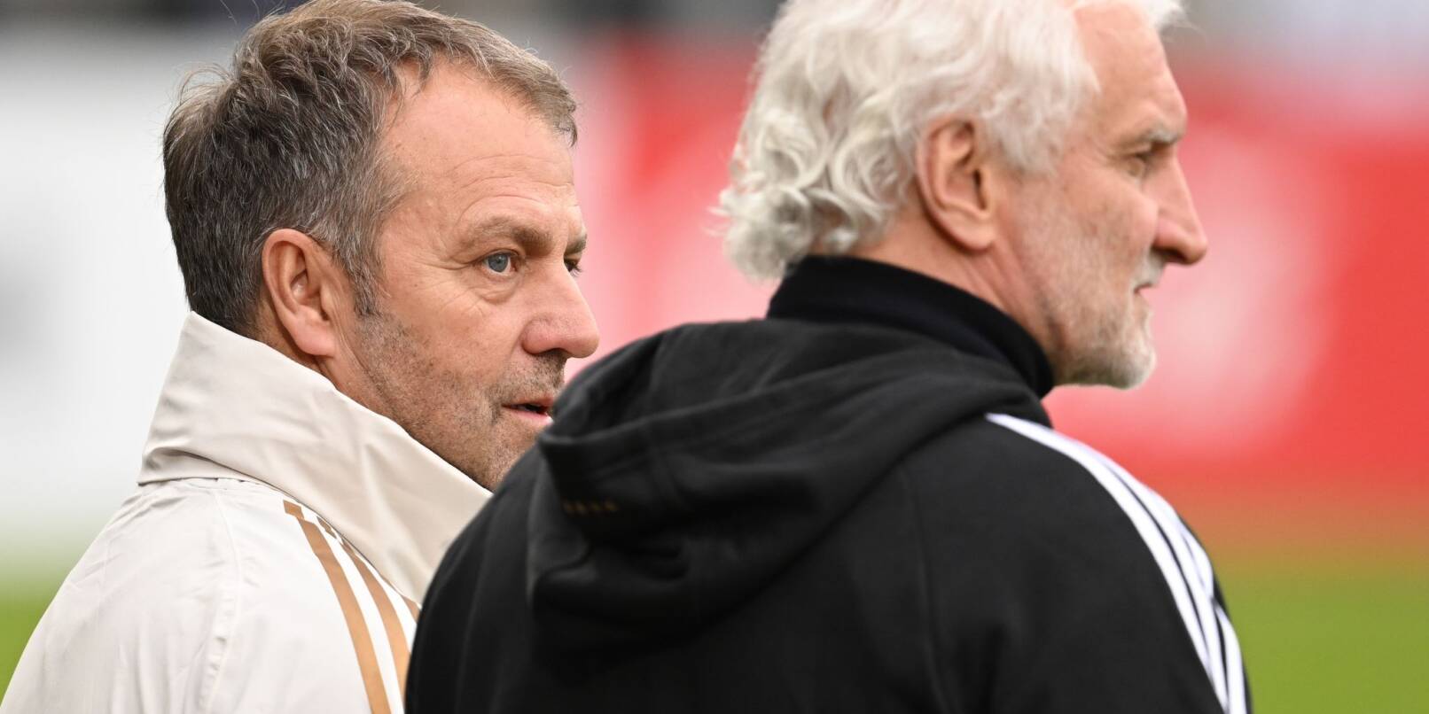 Bundestrainer Hansi Flick (l) und DFB-Sportdirektor Rudi Völler.