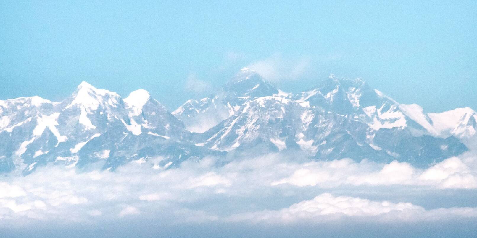 Blick aus dem Flugzeug auf das Himalaya-Gebirge mit dem Mount Everest. Seit 1. April dürfen Touristen nur noch mit einem lokalen Bergführer oder Gepäckträger von einer bei der Regierung registrierten Trekkingfirma wandern und das Gebirgspanorama genießen.