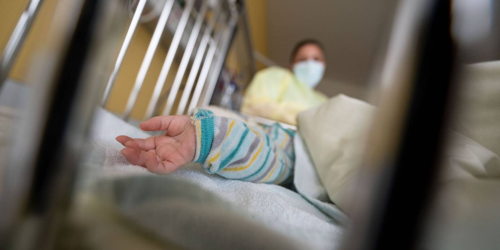 Ein am RS-Virus erkrankter Patient liegt auf einer Kinderstation in einem Krankenbett.