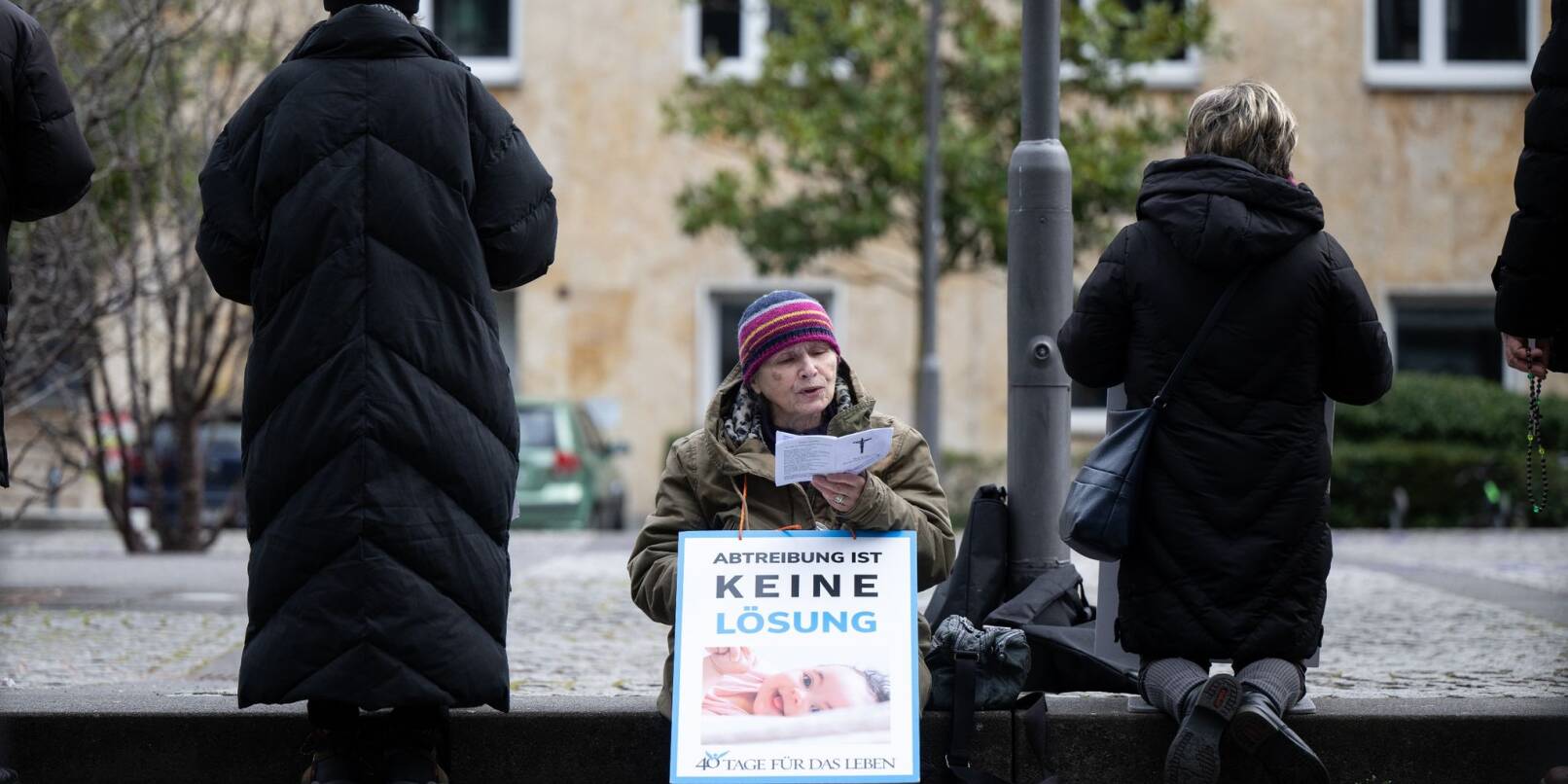 Abtreibungsgegner der Aktion «40 Tage für das Leben» beten vor der Schwangerschaftsberatung.