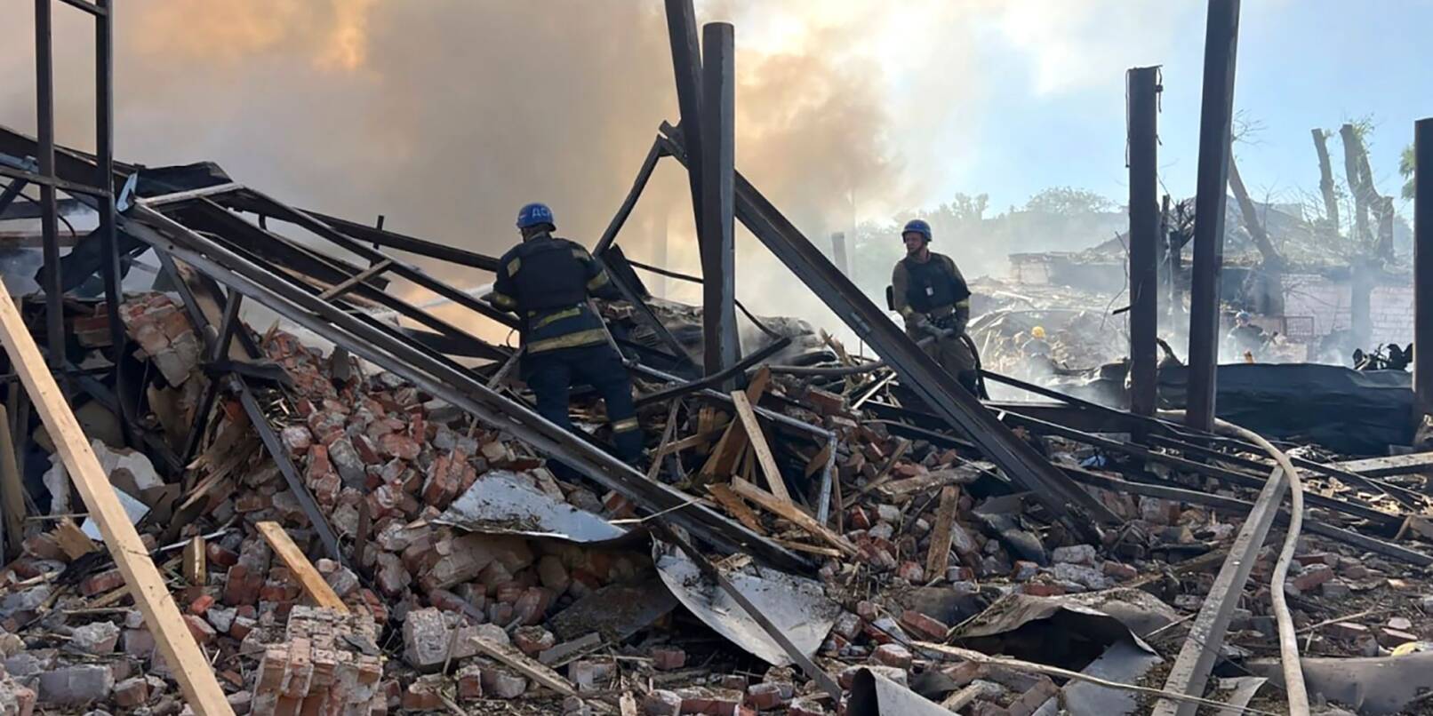 Rettungskräfte arbeiten in Krywyj Rih nach einem Angriff daran, einen Brand zu löschen.