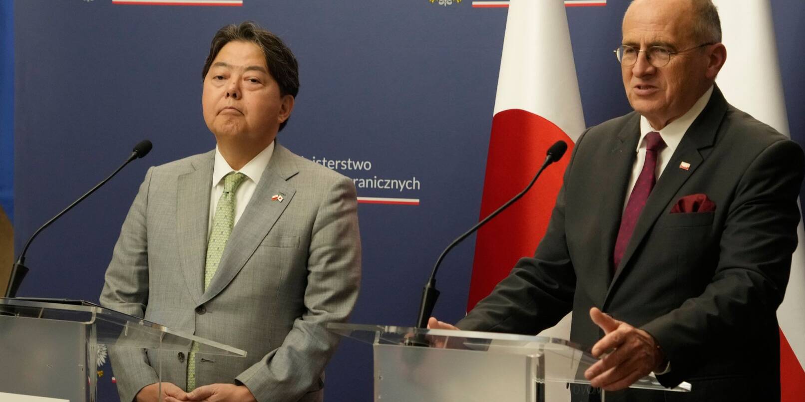 Japans Außenminister Yoshimasa Hayashi (l) gibt vor seinem Überraschungsbesuch in der Ukraine eine Pressekonferenz mit seinem polnischen Amtskollegen Zbigniew Rau in Warschau.