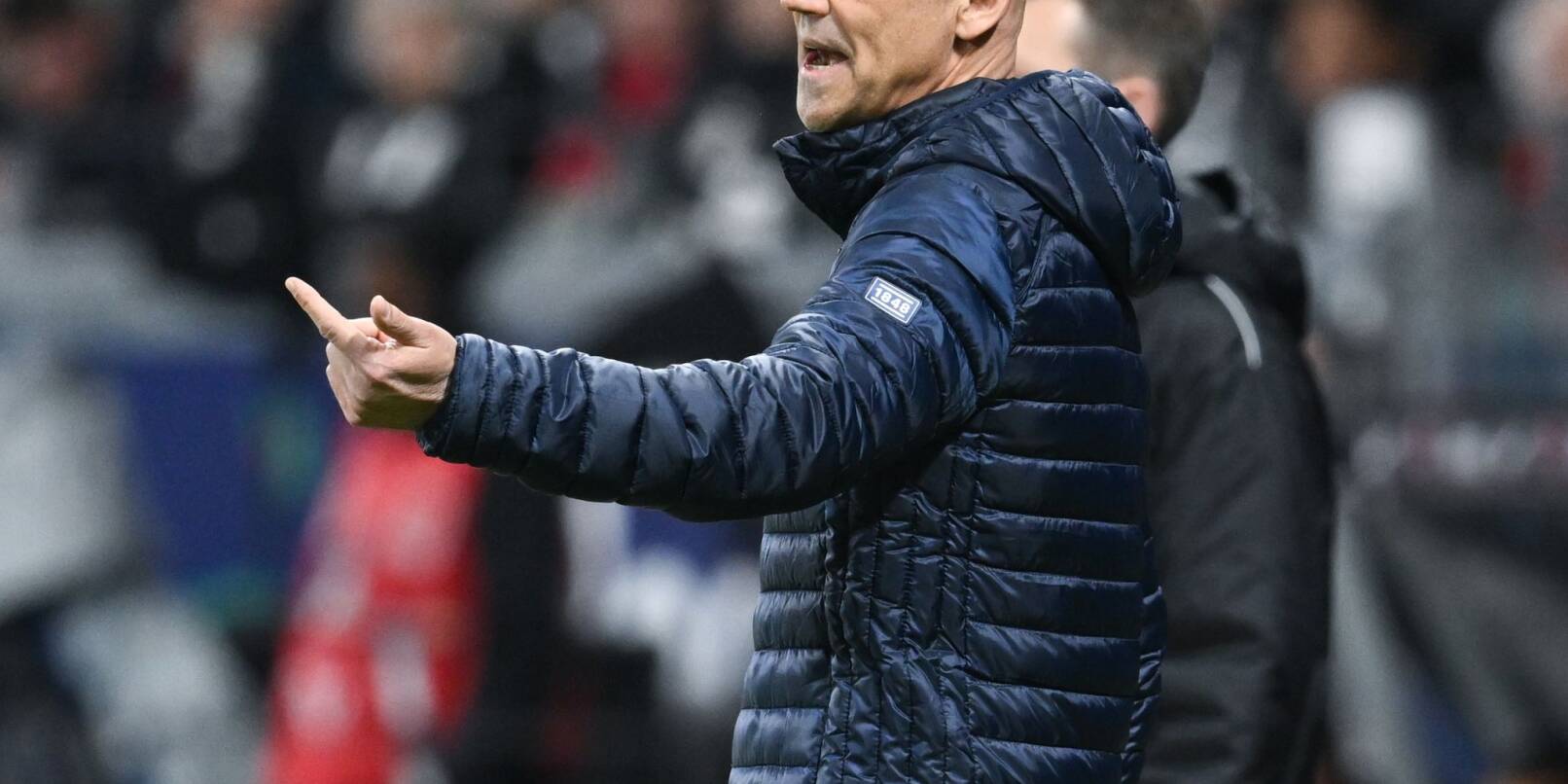 Bochums Cheftrainer Thomas Letsch ist an der Seitenlinie in Aktion.