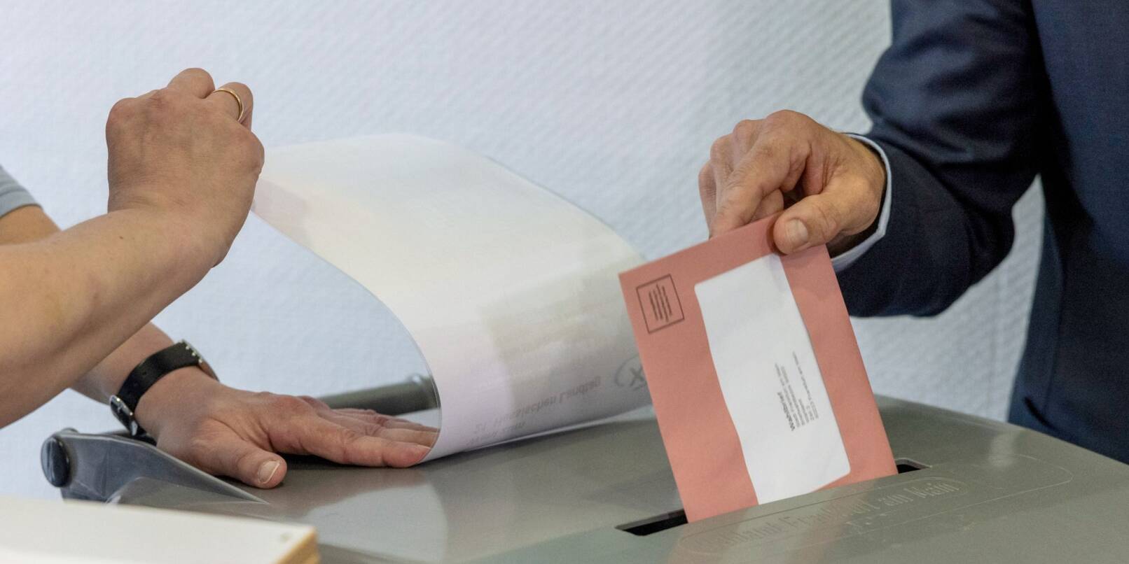 Boris Rhein (CDU) steckt den Umschlag mit seiner Stimme in die Wahlurne.