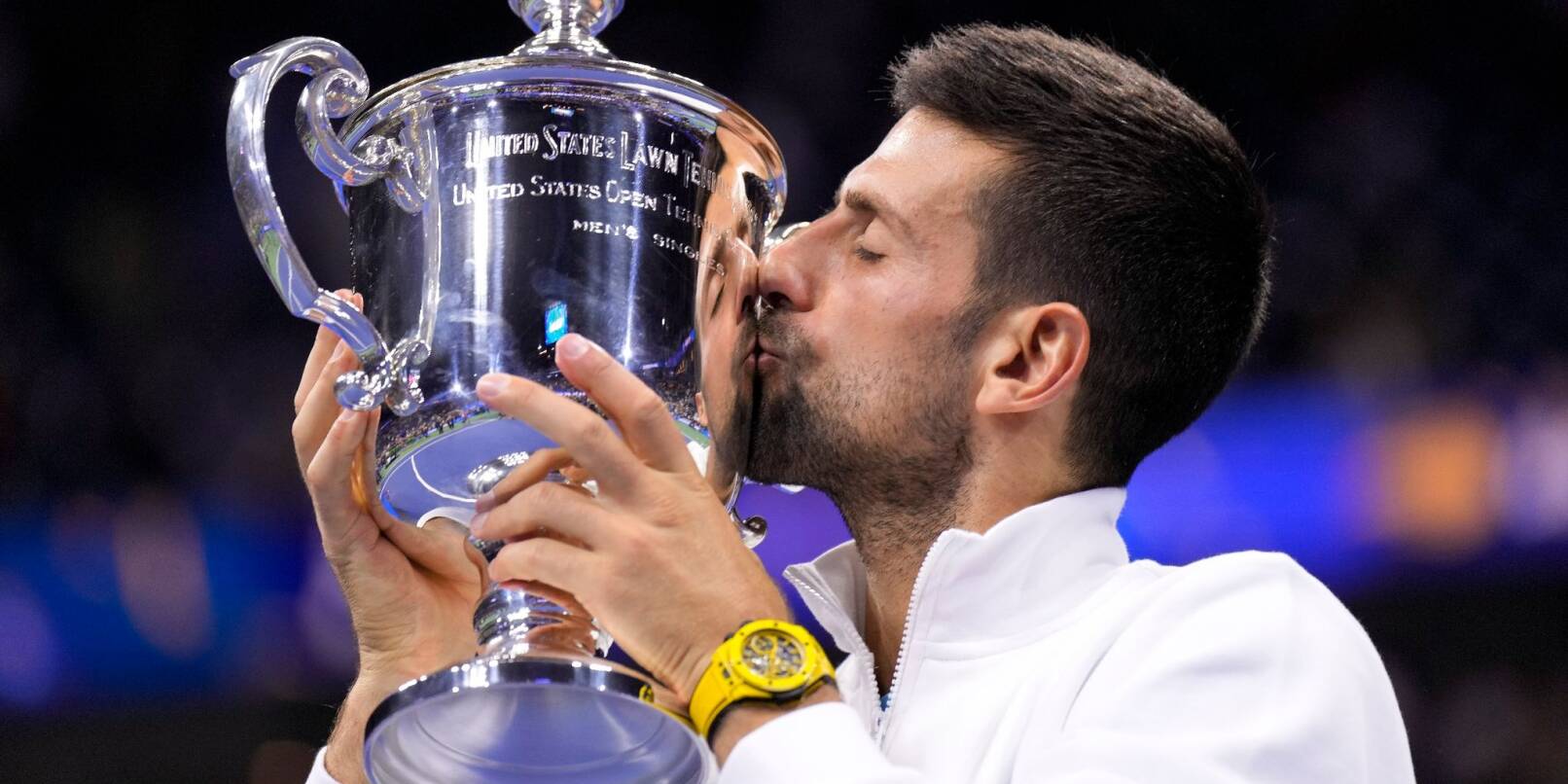 Novak Djokovic küsst die US-Open-Trophäe. Novak Djokovic küsst die US-Open-Trophäe.