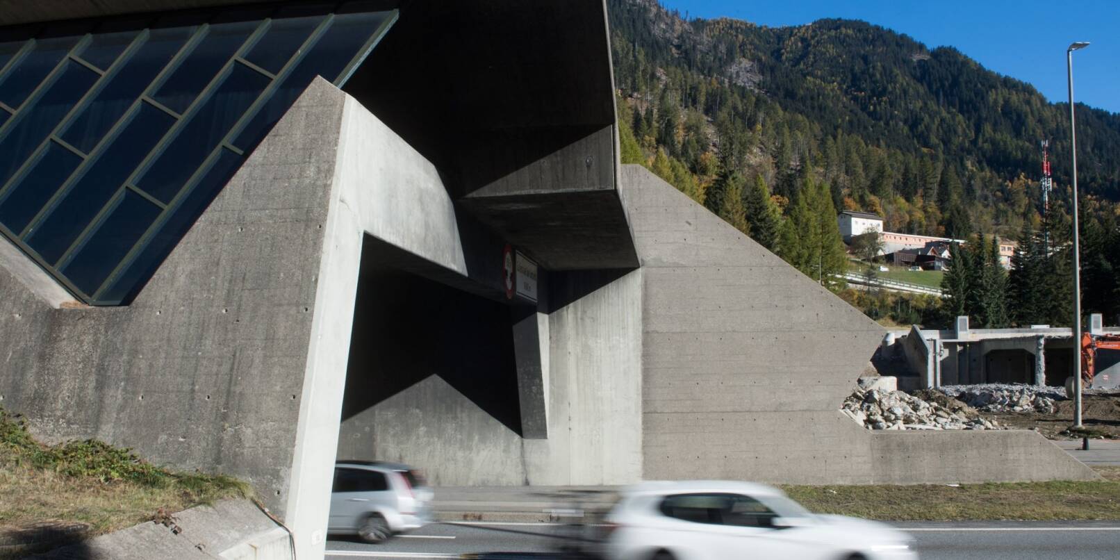 Ein Auto verlässt das Südportal des Gotthard-Straßentunnels - aktuell ist dieser gesperrt.