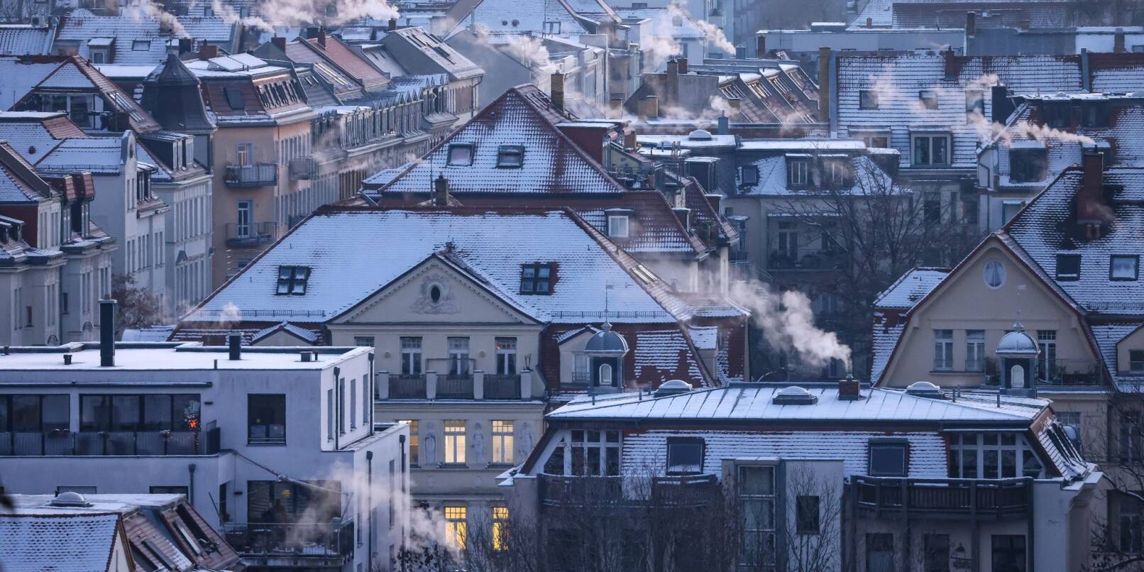 Qualm steigt aus den Schornsteinen und Abzügen an einem kalten Wintermorgen in der Leipziger Südvorstadt auf.