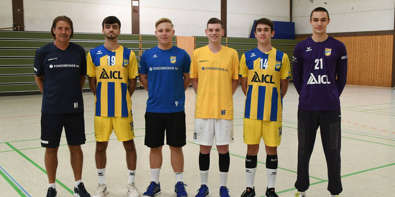 Trainer Herbert Fath (links) freut sich über die Neuzugänge Finn Sander (Zweiter von links), Benedikt Grössl, Dominik Götz, Frederik Schmitt und Magnus Fuhrer. Allen Neuen attestiert der Übungsleiter „ein großes Potenzial und eine gute Ausbildung“. Trainer Herbert Fath (links) freut sich über die Neuzugänge Finn Sander (Zweiter von links), Benedikt Grössl, Dominik Götz, Frederik Schmitt und Magnus Fuhrer. Allen Neuen attestiert der Übungsleiter „ein großes Potenzial und eine gute Ausbildung“.
