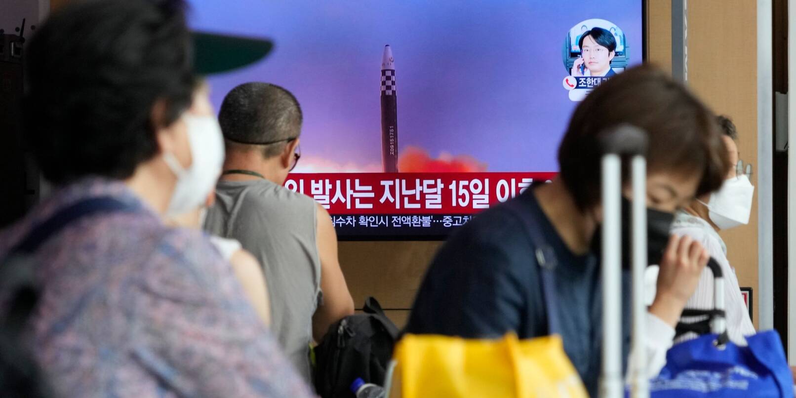 Ein Fernsehbildschirm im Seouler Bahnhof zeigt ein Bild eines älteren nordkoreanischen Raketenstarts.