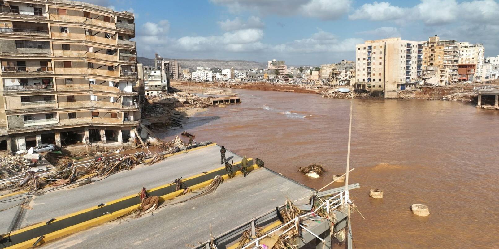 Straßen sind nach Überschwemmungen in Libyen zerstört.