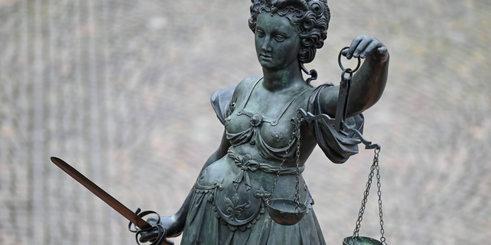 Eine Statue der Justitia hält eine Waage und ein Schwert in der Hand. Eine Statue der Justitia hält eine Waage und ein Schwert in der Hand.