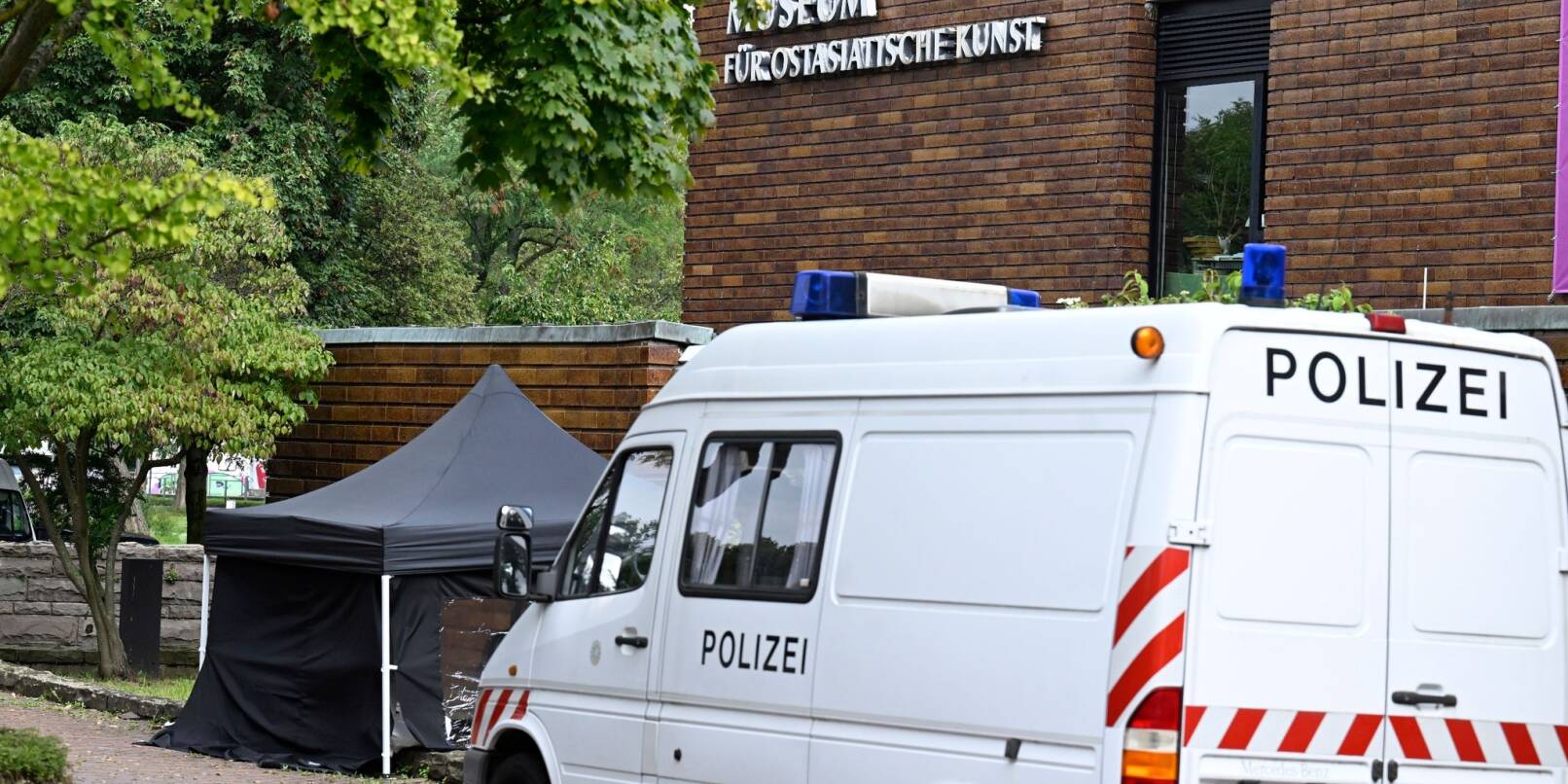 Die Spurensicherung der Polizei am Museum für Ostasiatische Kunst in Köln.