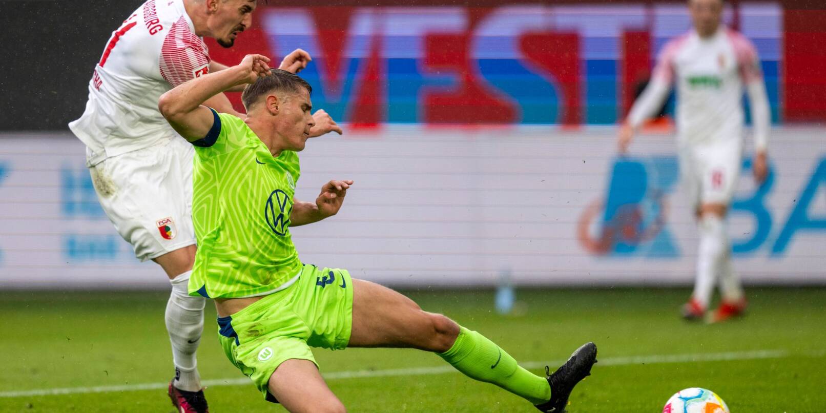 Neu-Nationalspieler Mergim Berisha traf zum Augsburger 2:0 in Wolfsburg.