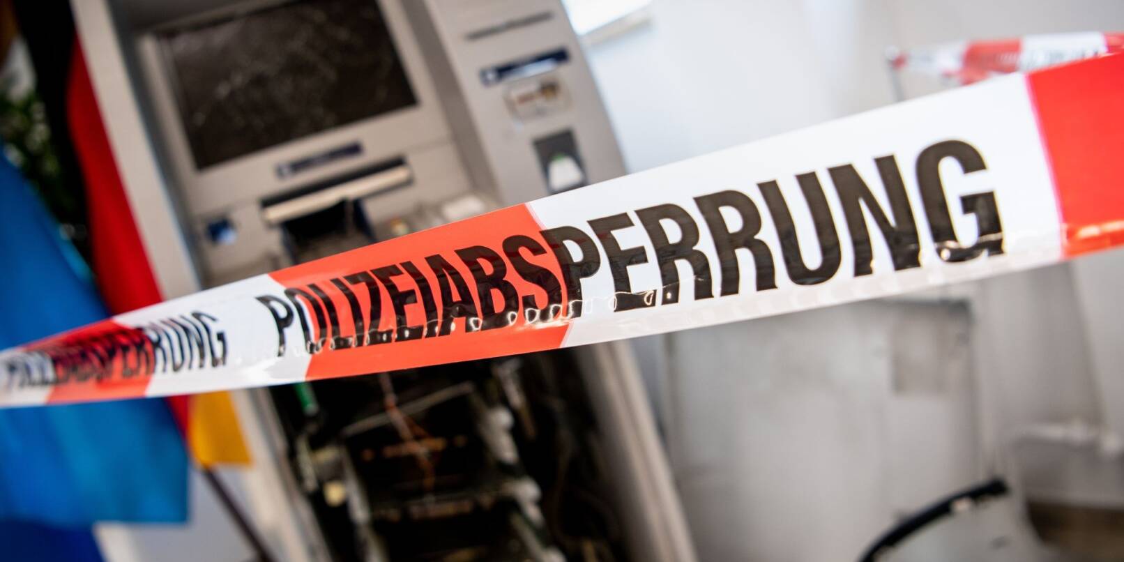 Ein gesprengter Geldautomat ist hinter einem Flatterband mit der Aufschrift «Polizeiabsperrung» zu sehen.