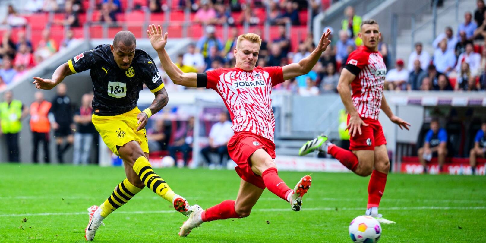 Dortmunds Donyell Malen (l) sorgte mit seinem Tor für den zwischenzeitlichen 2:2-Ausgleich des BVB in Freiburg.