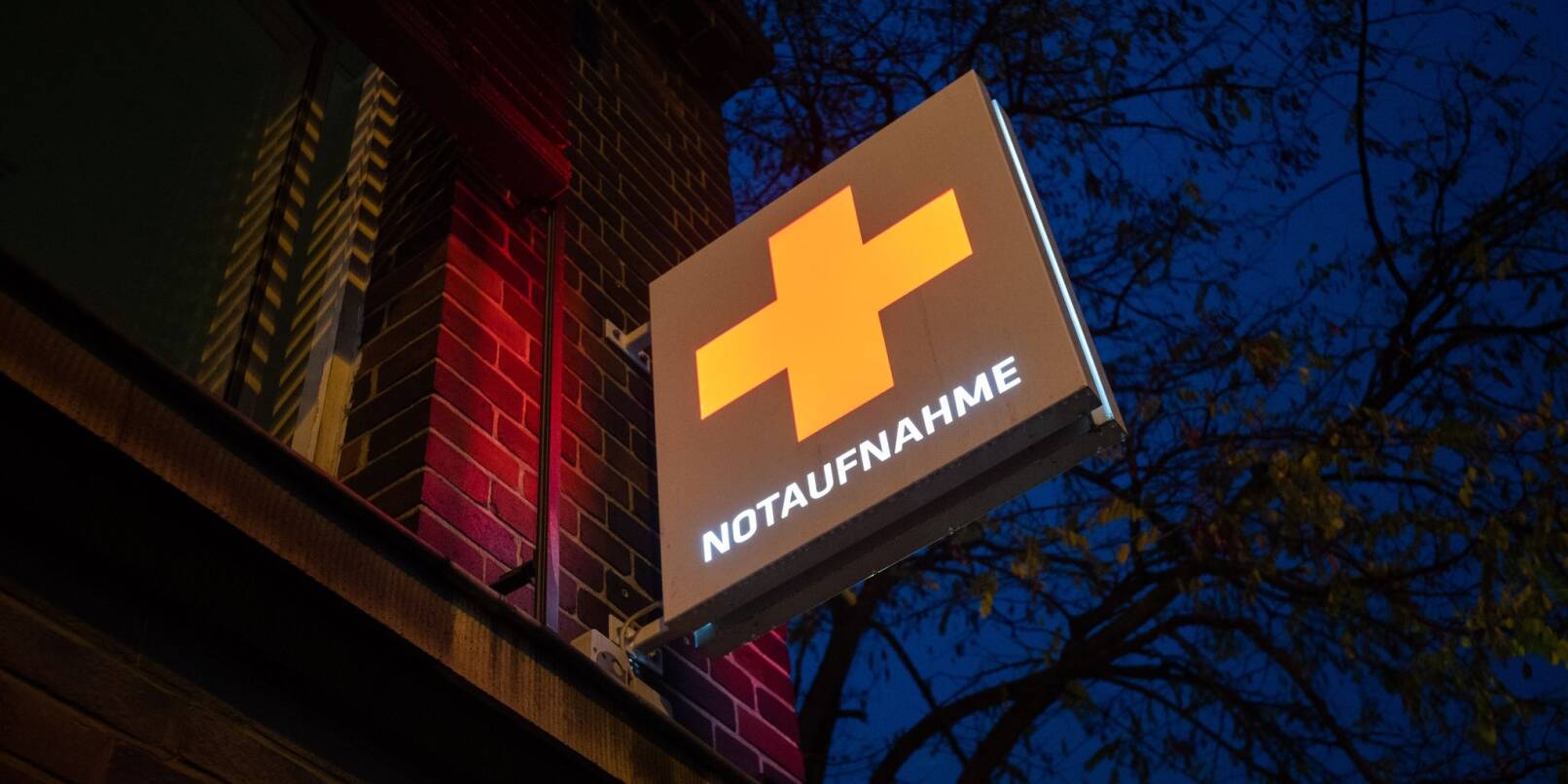 Ein Schild mit der Aufschrift "Notaufnahme" hängt an einem Krankenhaus. Ein Schild mit der Aufschrift "Notaufnahme" hängt an einem Krankenhaus.