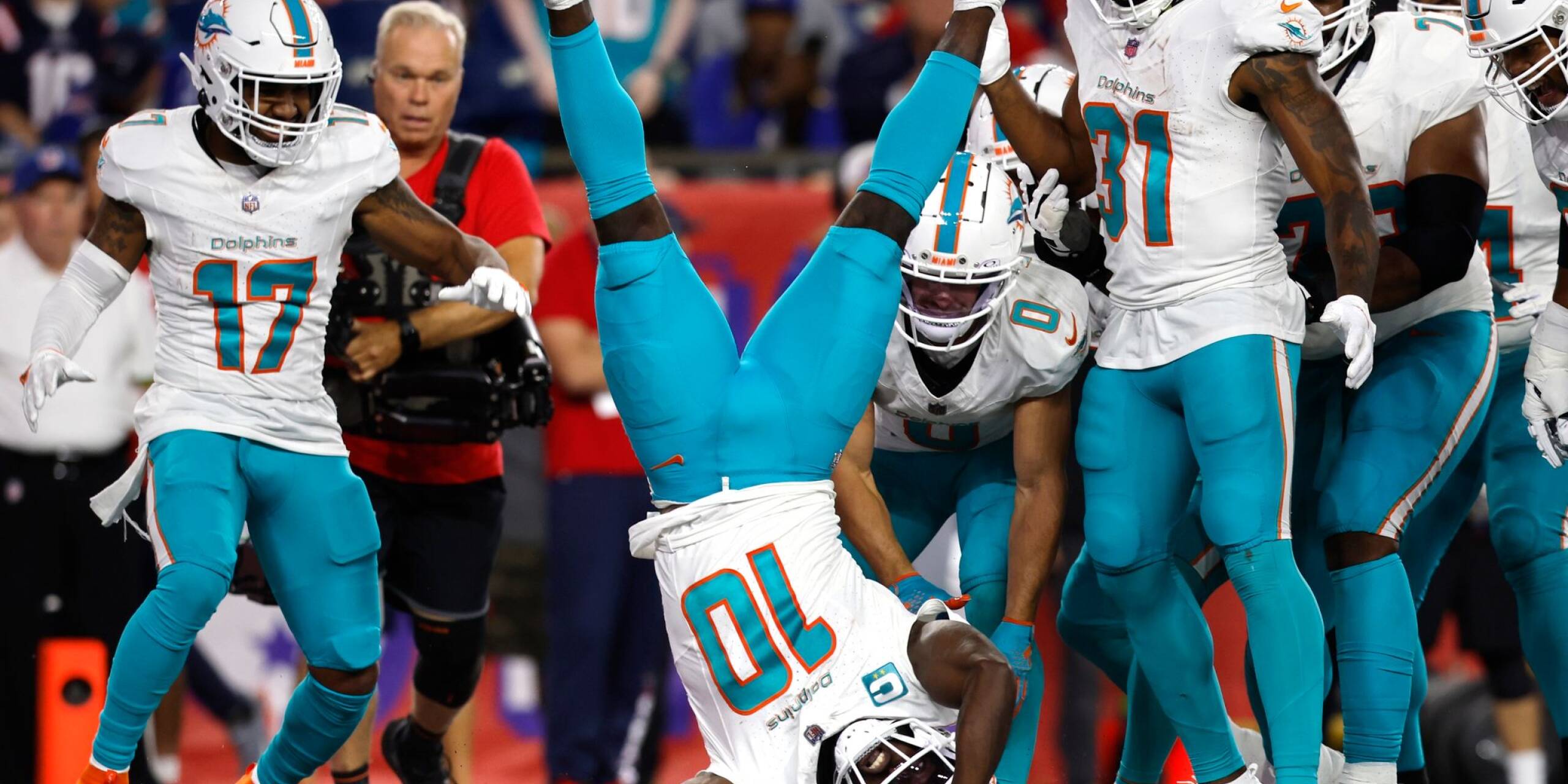 Wide Receiver Tyreek Hill (10) von den Miami Dolphins feiert nach seinem Touchdown gegen die New England Patriots.