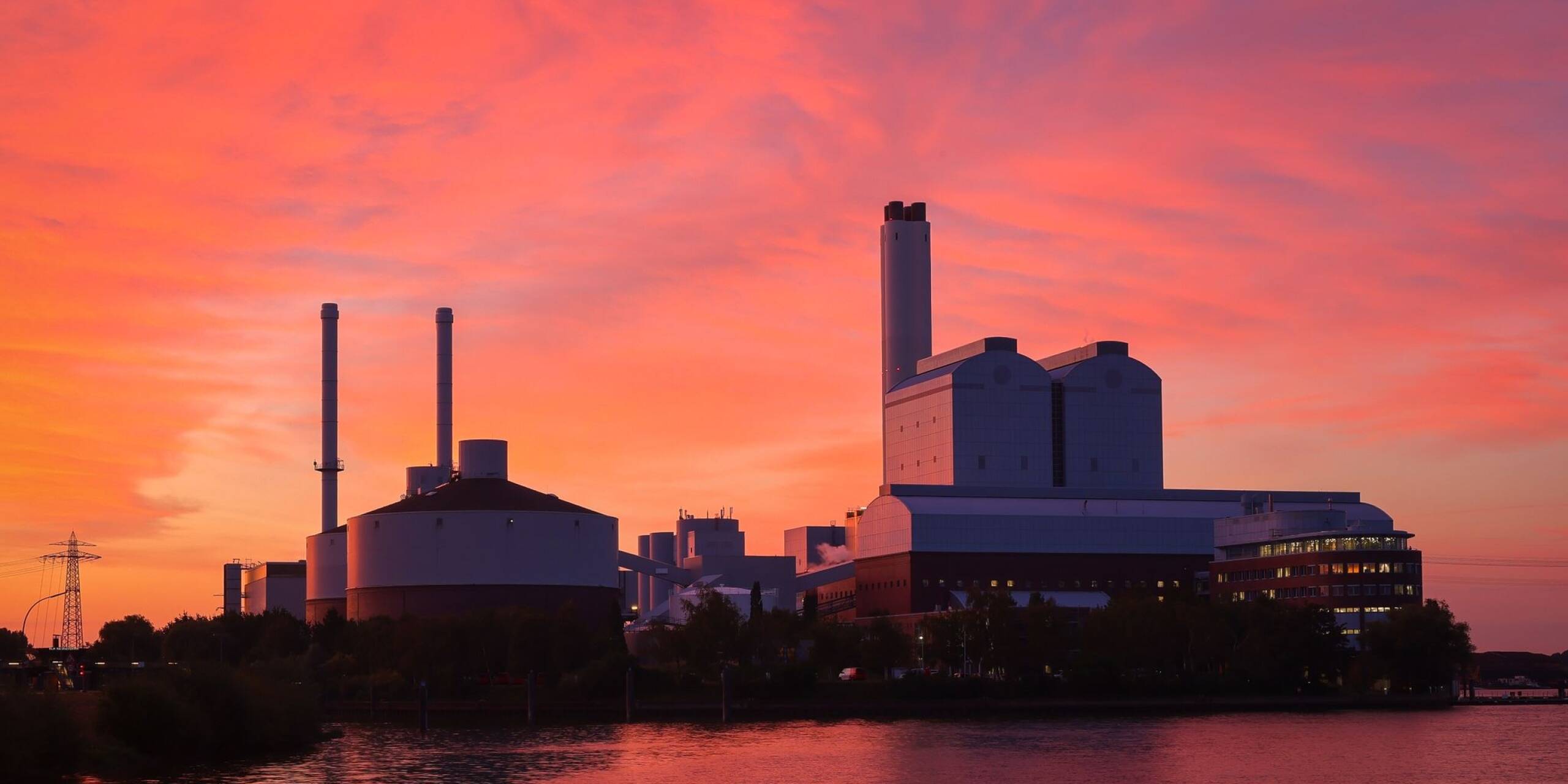 Das Heizkraftwerk Tiefstack mit überaus pittoreskem Hintergrund. Bei der Anlage handelt es sich um ein Kohle-, Gas- und Dampfkraftwerk, das Strom und Wärme ins Hamburger Strom- und Fernwärmenetz einspeist.