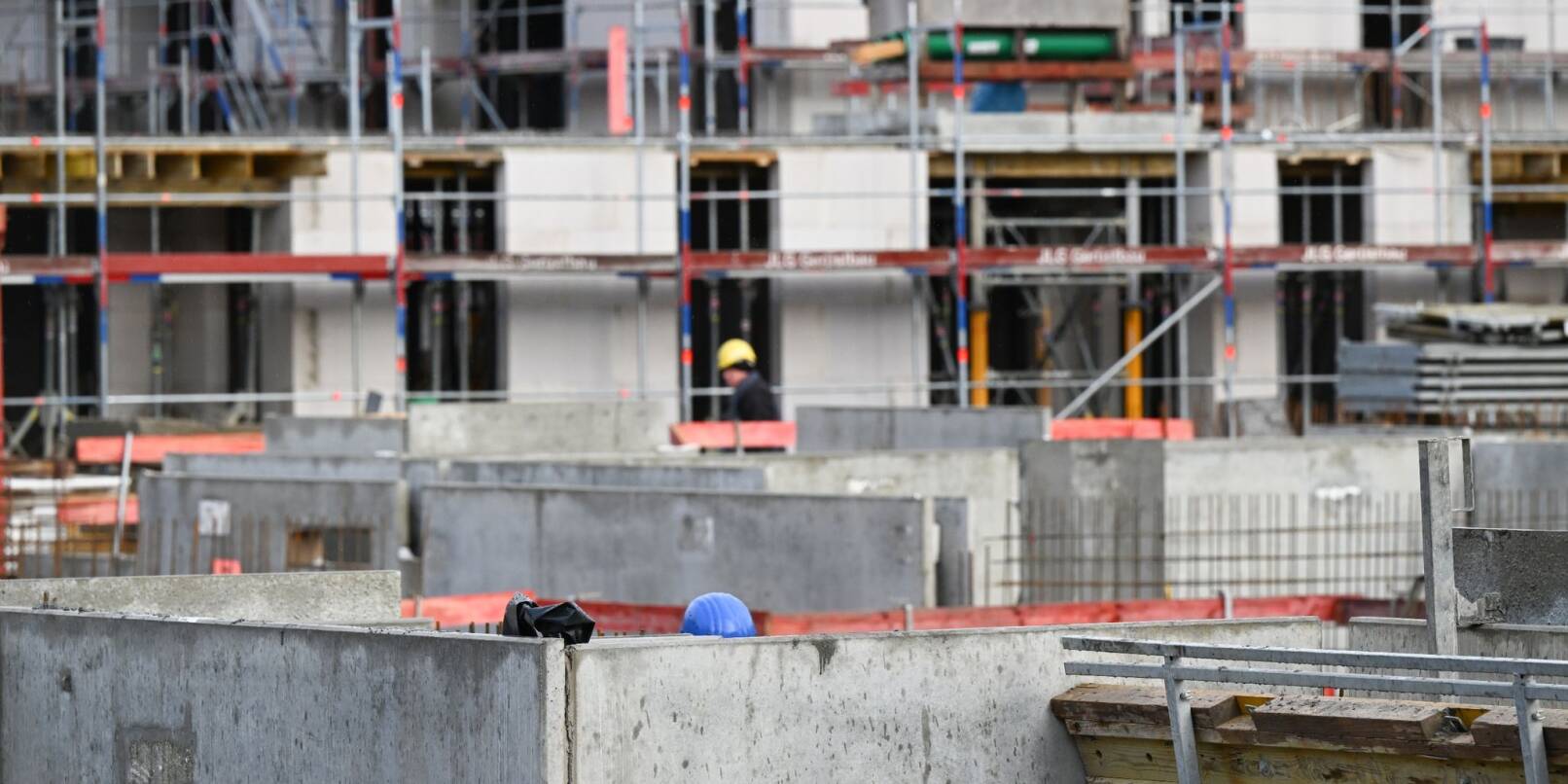 Bei Mehrfamilienhäusern verringerte sich die Zahl der genehmigten Wohnungen deutlich: um mehr als ein Viertel (minus 27,5 Prozent) auf 83.600. Bei Mehrfamilienhäusern verringerte sich die Zahl der genehmigten Wohnungen deutlich: um mehr als ein Viertel (minus 27,5 Prozent) auf 83.600.