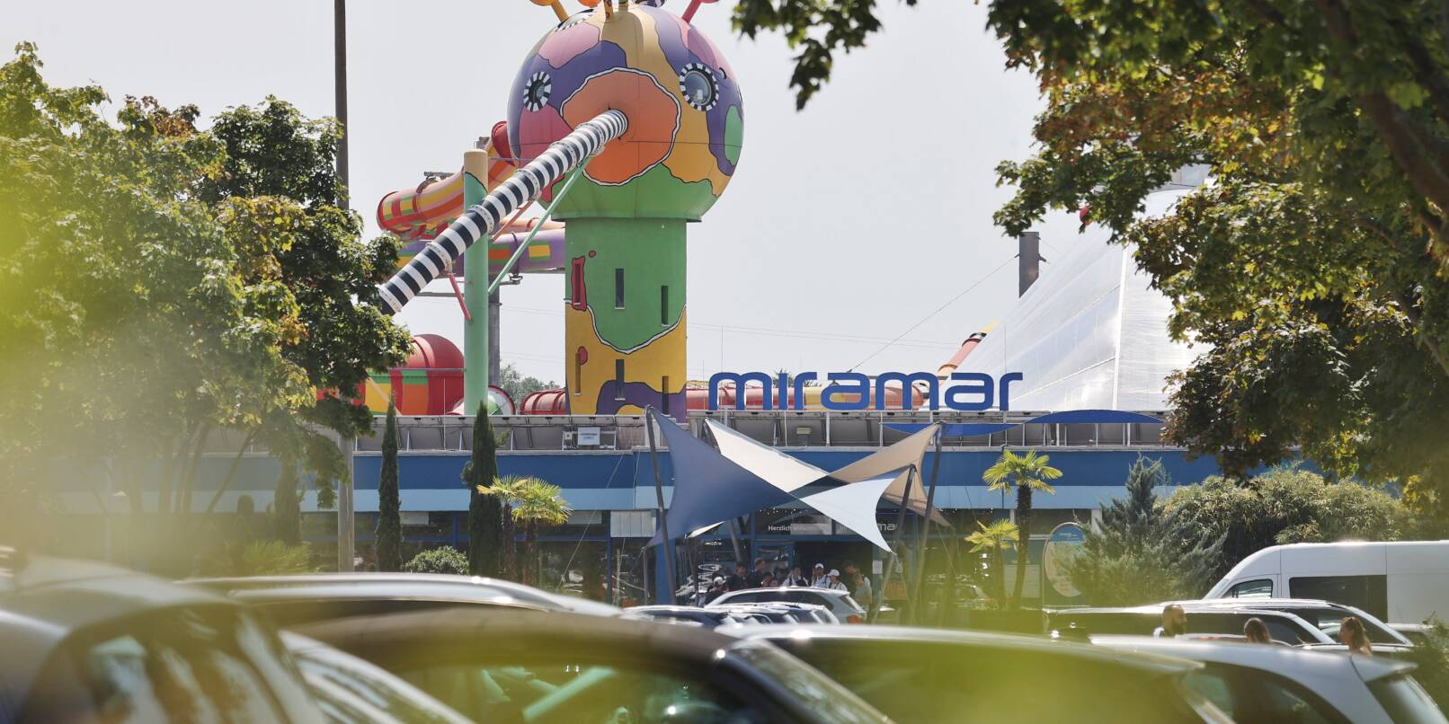 Das Freizeitbad Miramar in Weinheim lockt Jahr für Jahr mehr als eine halbe Million Besucher aus einem Umkreis von 100 Kilometern und mehr an. Entsprechend groß ist die Nachfrage nach Parkplätzen (Archivbild)