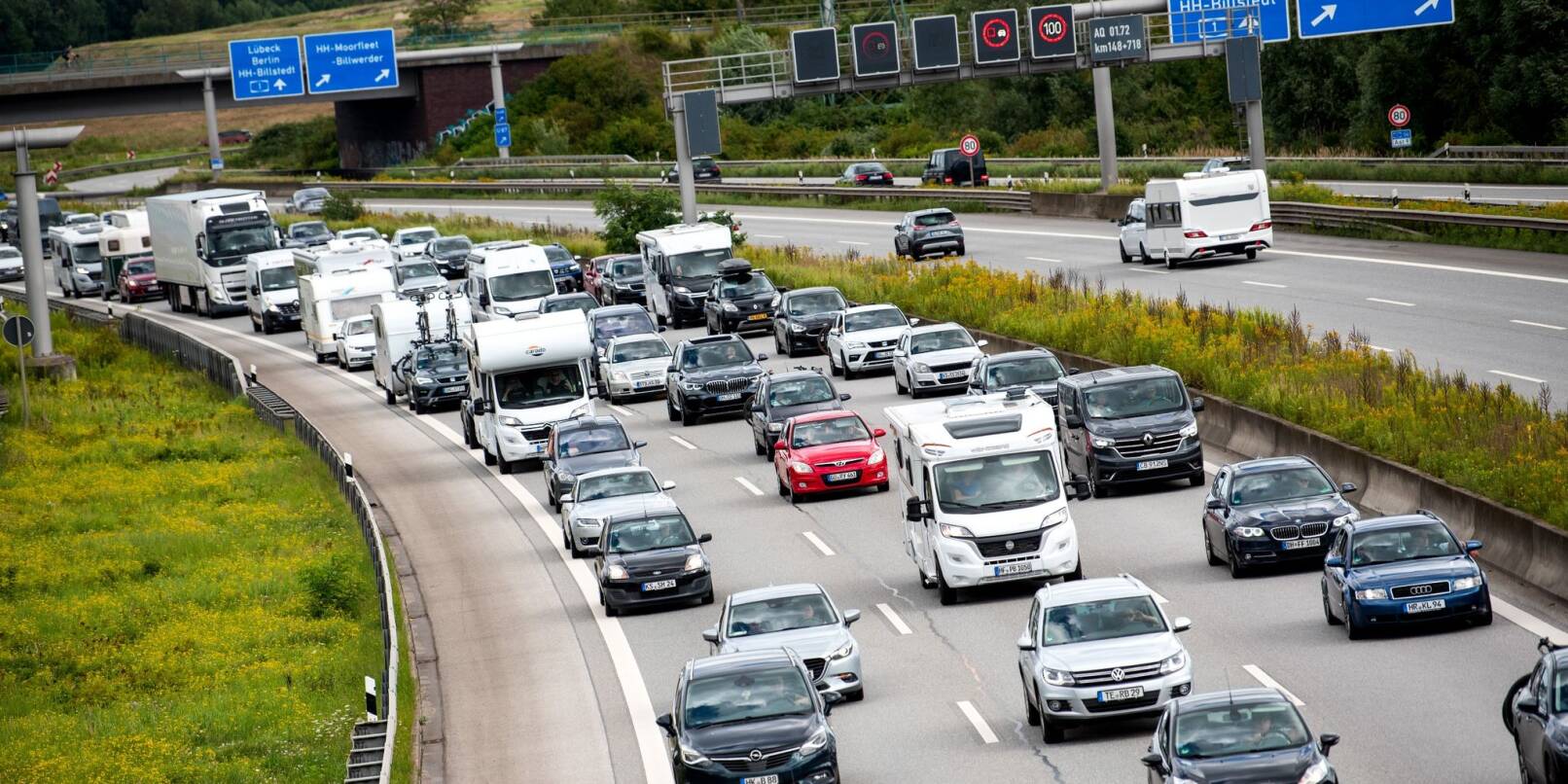 Stockender Verkehr auf der Autobahn A1 bei Moorfleet im August.