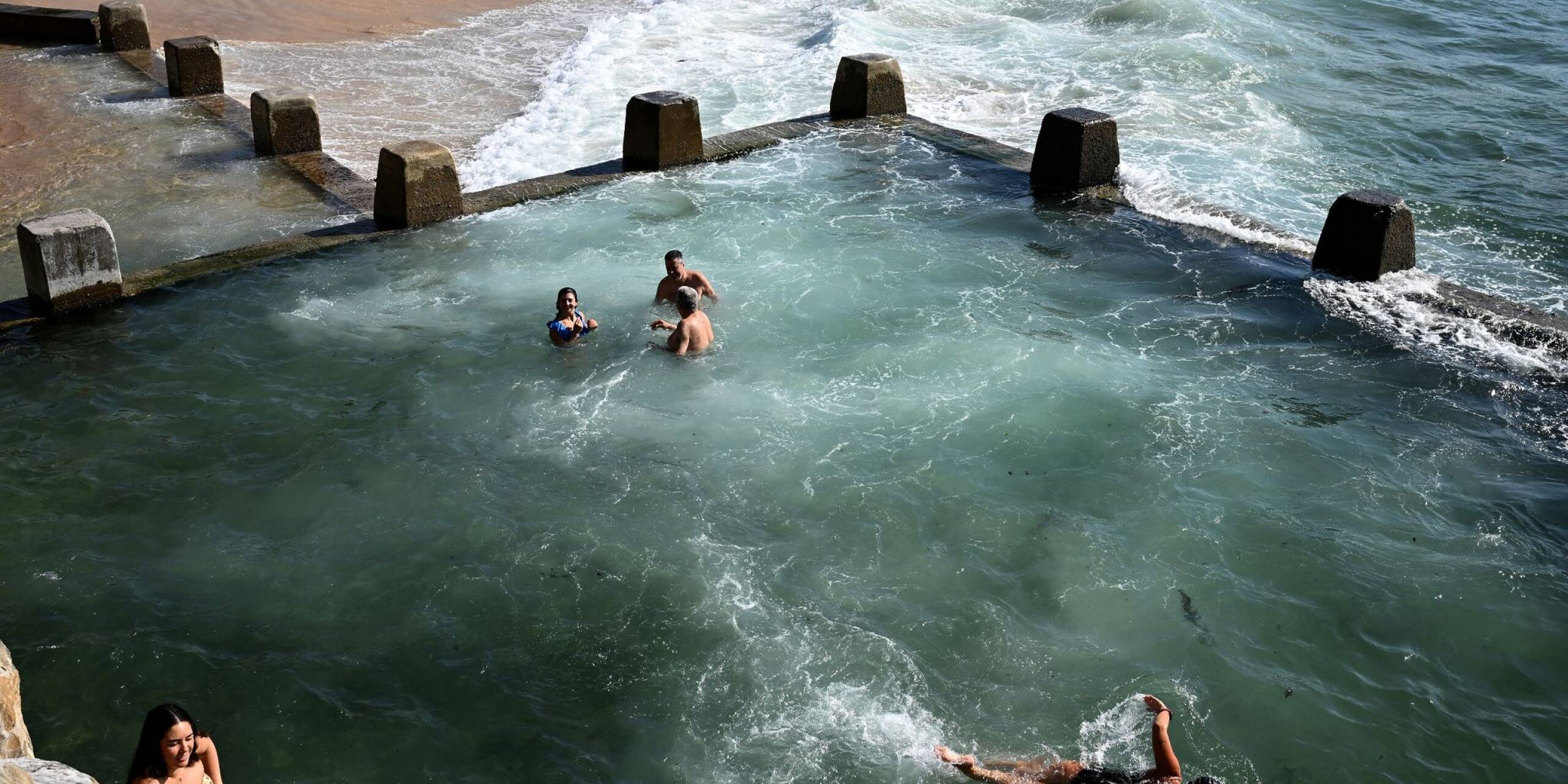Australier gönnen sich inmitten einer frühlingshaften Hitzewelle am Coogee Beach in Sydney eine Abkühlung.