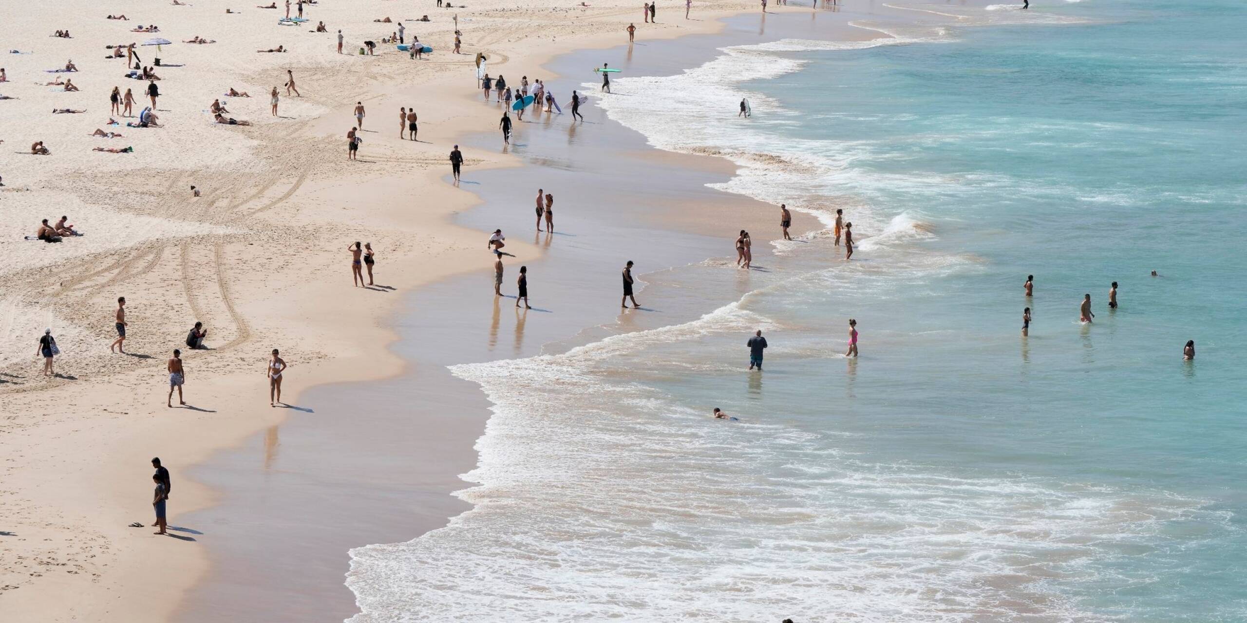 Reges TReiben am Bondi Beach in Sydney. Inmitten einer für die Jahreszeit ungewöhnlichen Hitzewelle hat Australien offiziell das Wetterphänomen El Niño für das Land ausgerufen.