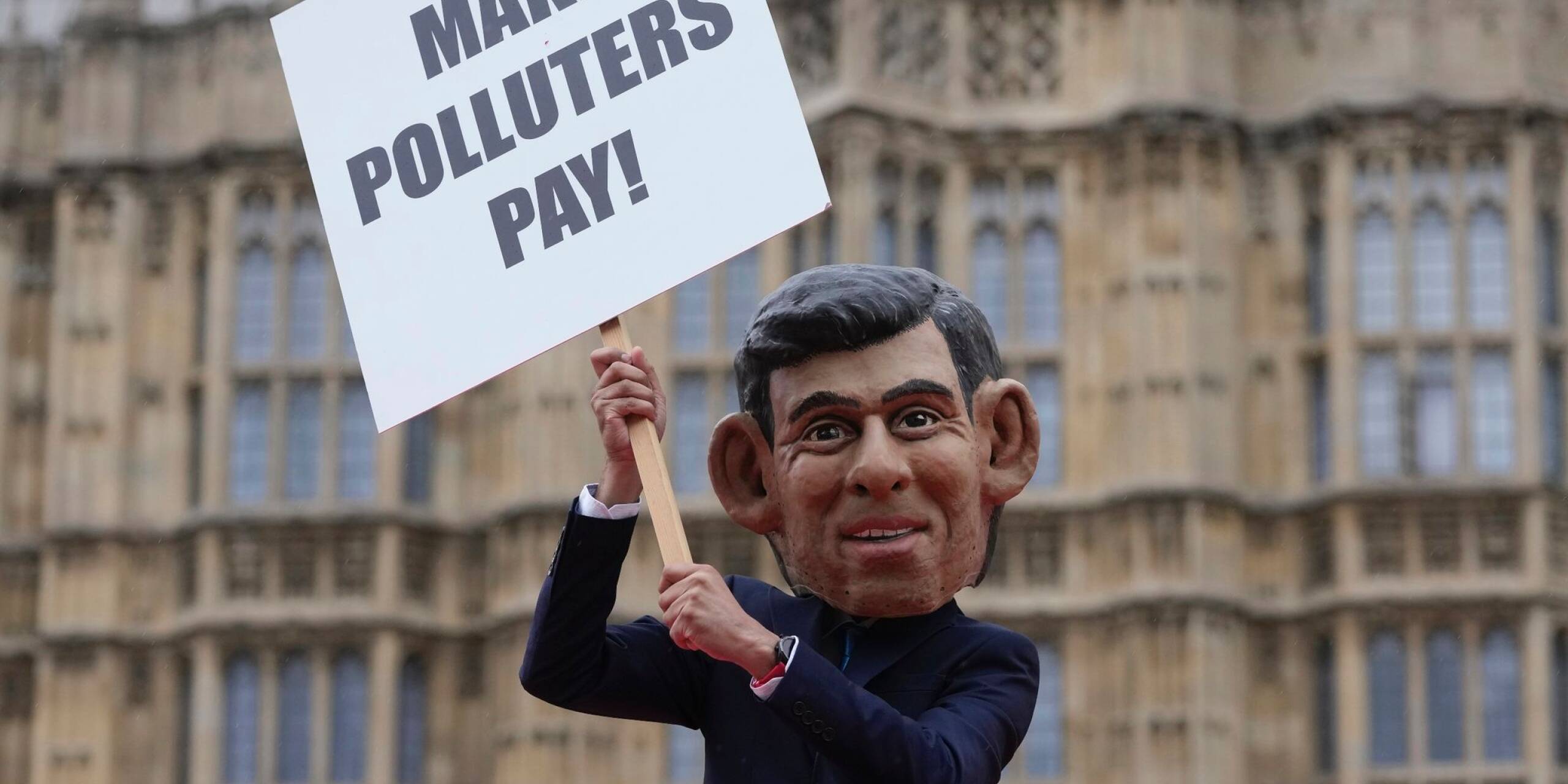 «Make Polluters Pay» fordert ein Oxfam-Demonstrant in London. Die Kampagne fordert, dass Öl- und Gasriesen wie BP und Shell mehr Steuern zahlen, um die notwendigen Mittel für die Unterstützung der vom Klimawandel verwüsteten Gemeinden aufzubringen.