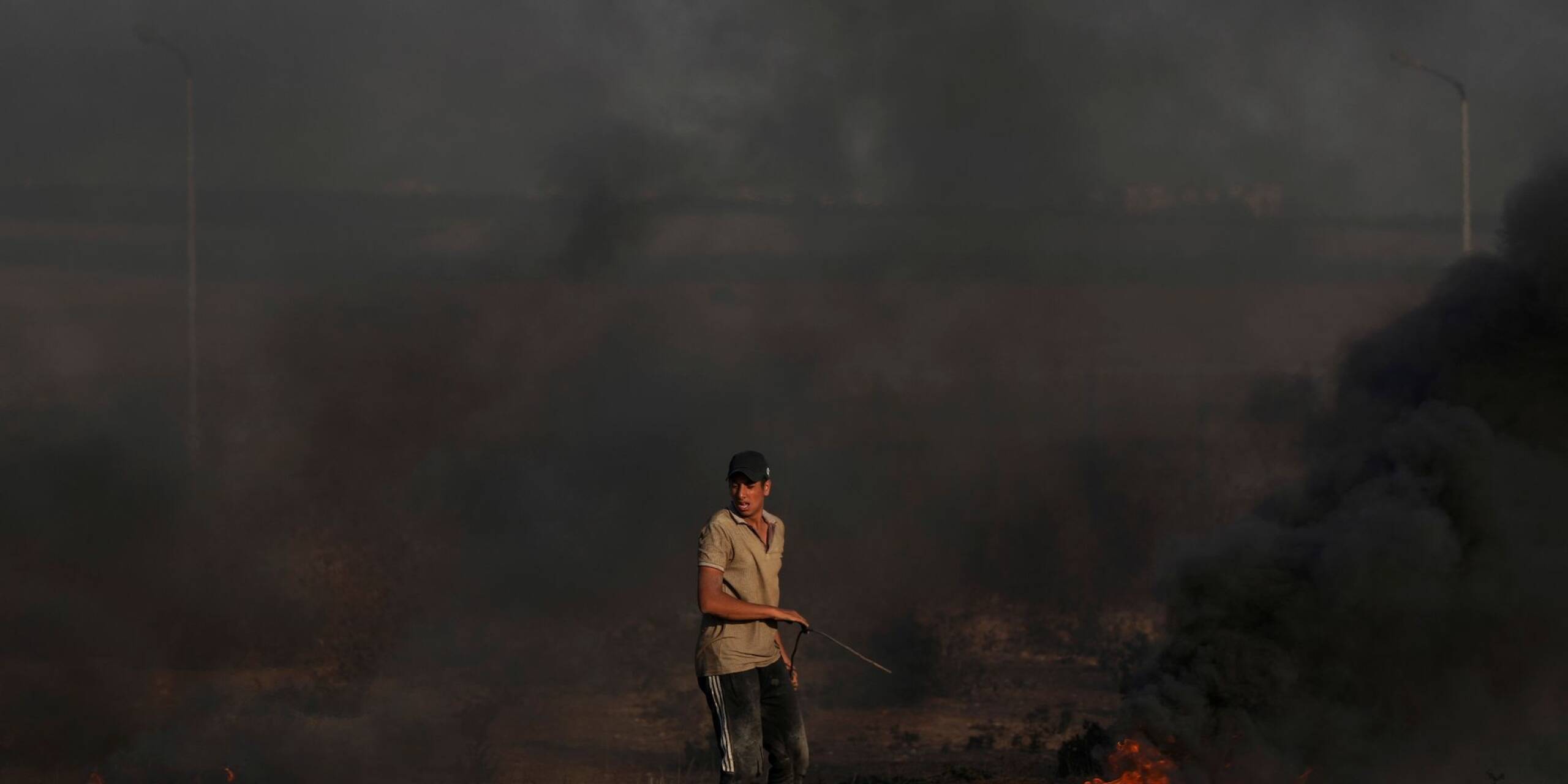Erneut ist es an der Gaza-Grenze zu Konfrontationen gekommen - mindestens ein Palästinenser kam dabei durch Schüsse ums Leben. Dieser palästinensische Demonstrant verbrennt Reifen als Ausdruck seines Protests.