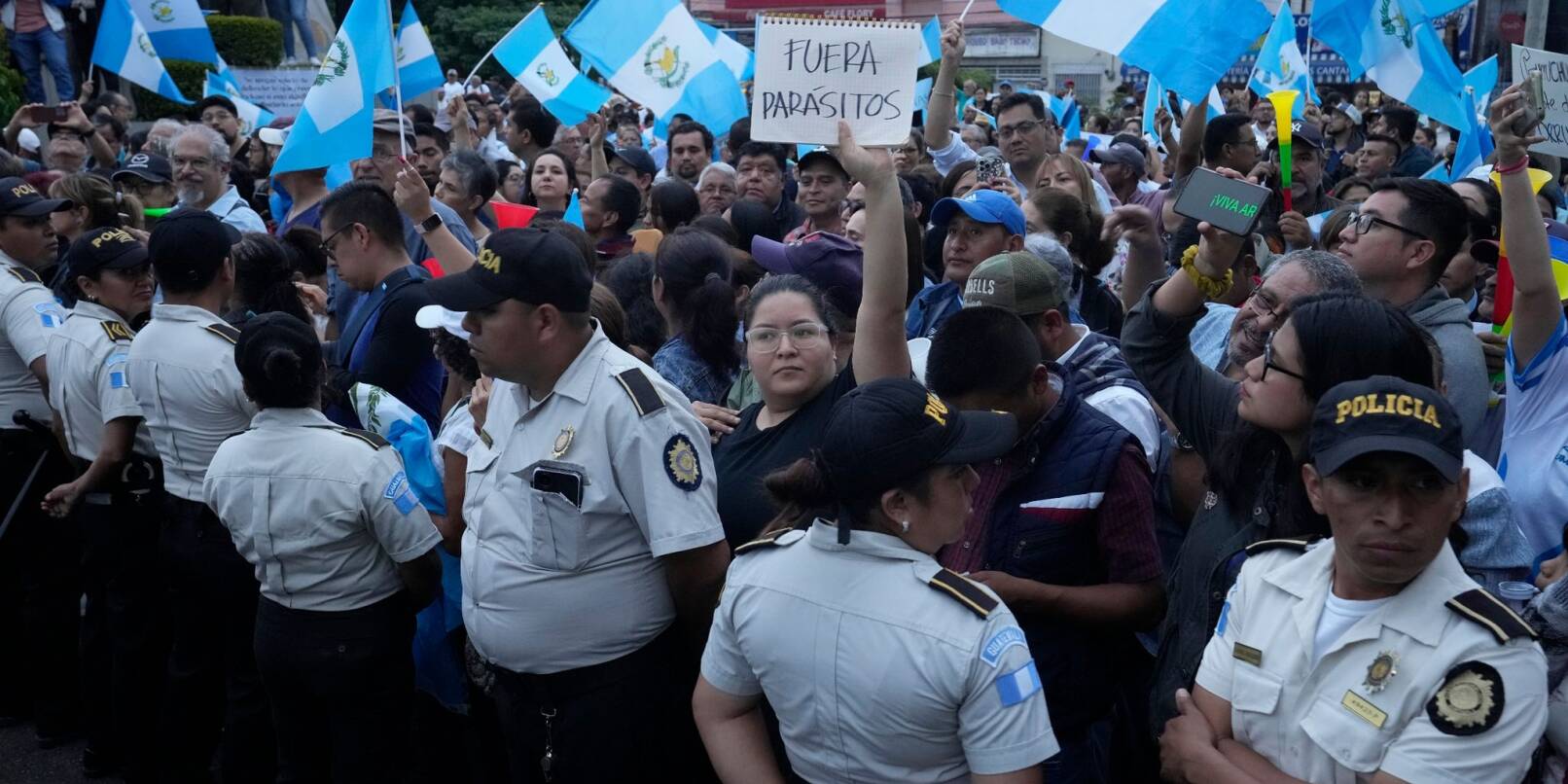 Während einer Demonstration in der Hauptstadt hält eine Frau ein Schild mit der Aufschrift «Parasiten raus» in die Höhe. Tausende Menschen protestieren in Guatemala gegen die Generalstaatsanwaltschaft.