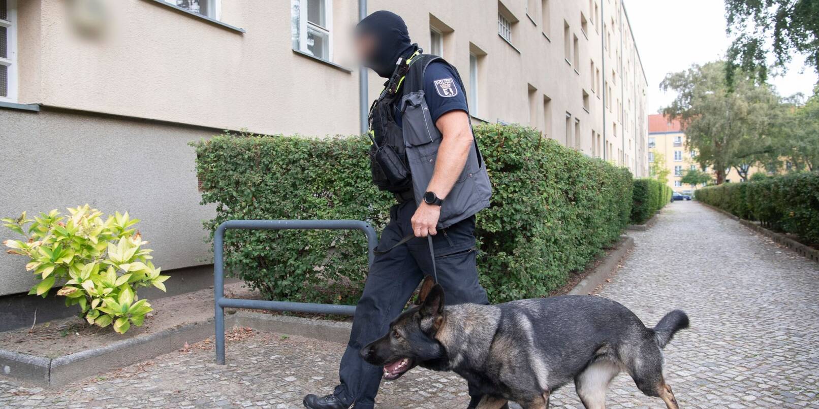 Einsatzkräfte der Polizei führen eine Razzia gegen eine Neonazi-Gruppe in Berlin-Alt-Hohenschönhausen durch.