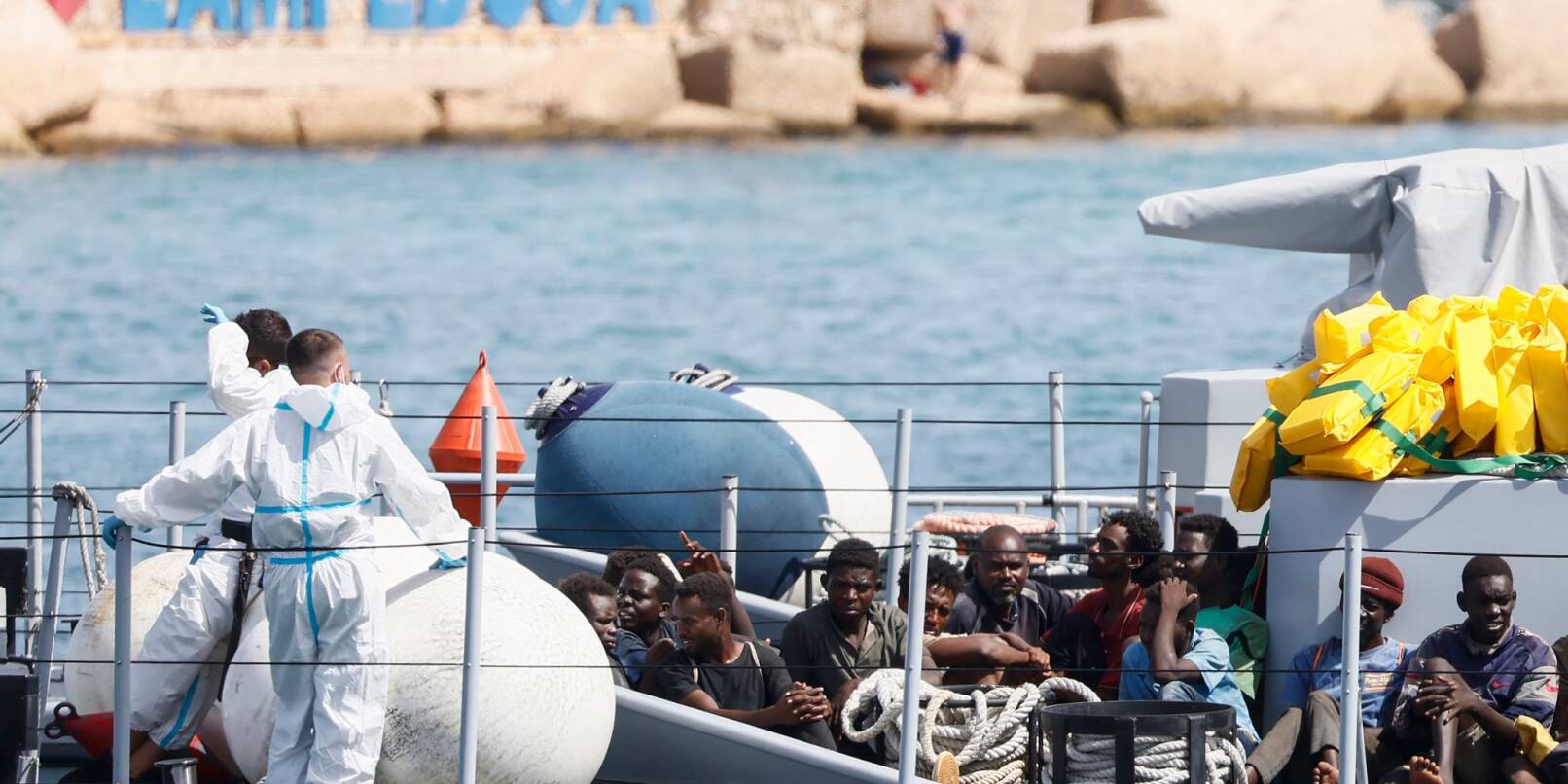 Gerettete Migranten im Hafen der italienischen Insel Lampedusa. Die Ankunft Tausender Bootsmigranten in kurzer Zeit hat die Insel an ihre Grenzen gebracht.