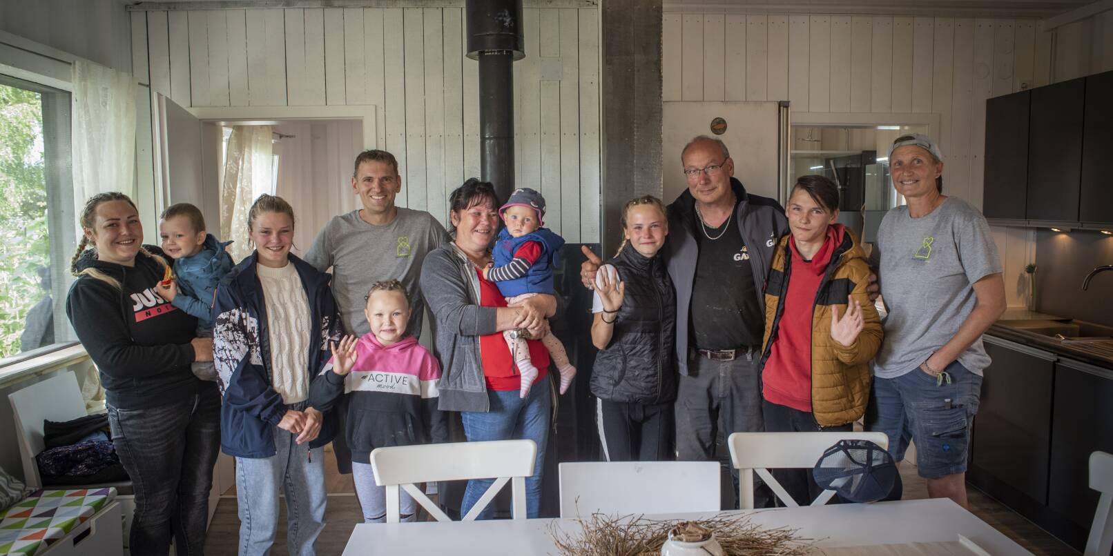 Lettin Anita (Mitte) mit ihrer Familie und den Helfern von That’s WHYnheim und der Hilfsorganisation GAiN im neuen Zuhause.