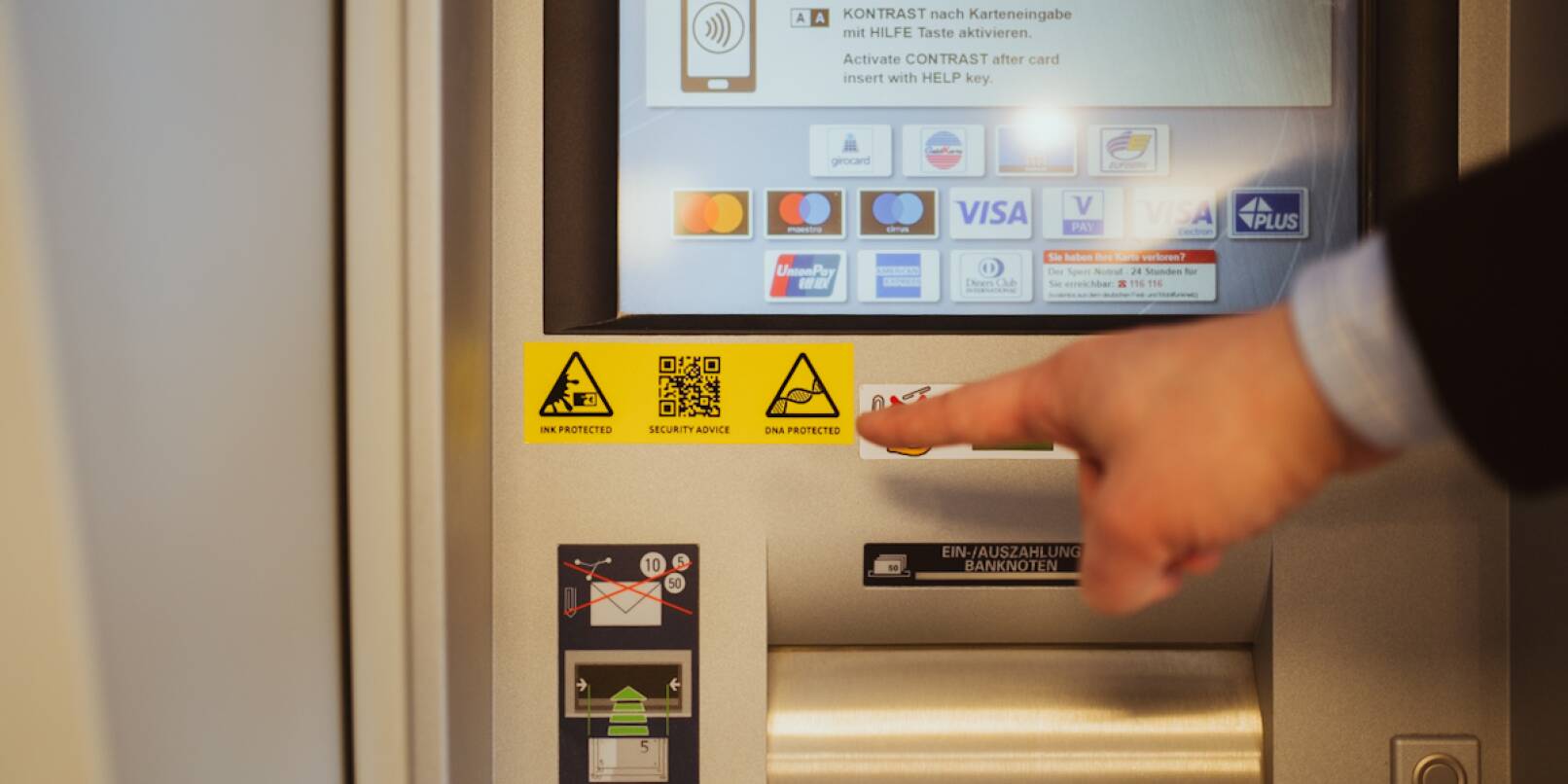 Der Geldautomat ist durch verschiedene Mechanismen gegen Einbrüche geschützt.